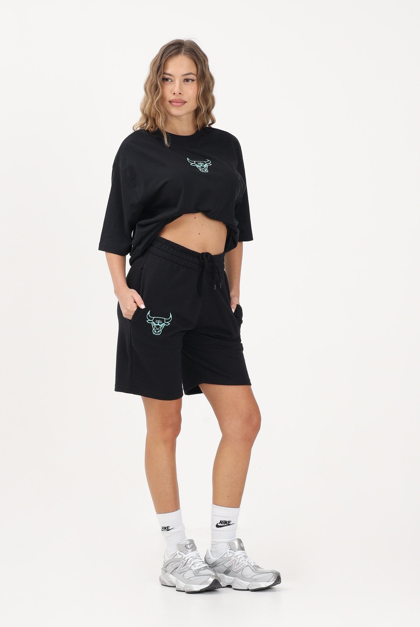 NEW ERA T-shirt a manica corta Oversized Chicago Bulls NBA League Essential nera per uomo e donna 60771515 . NEW ERA