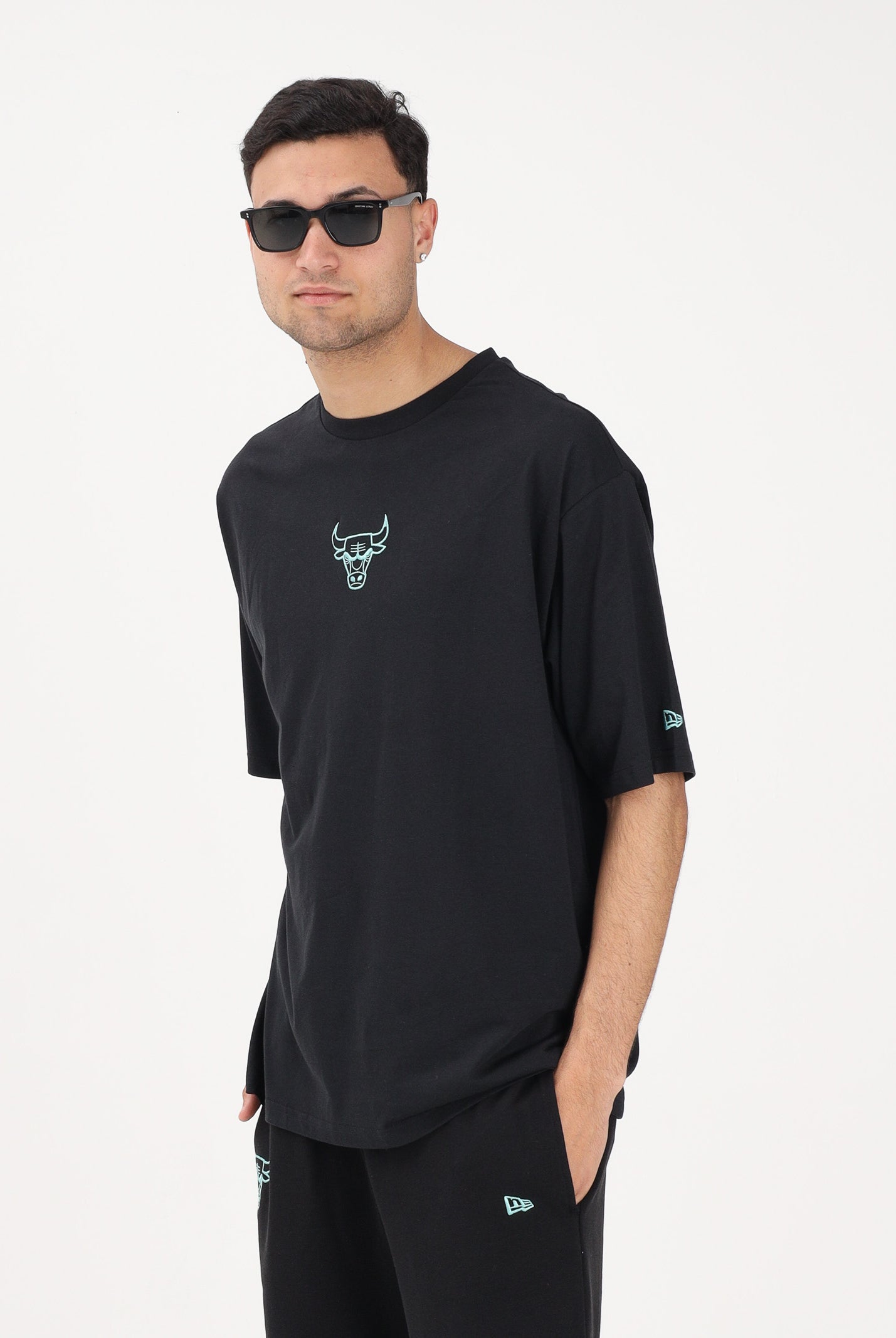 NEW ERA T-shirt a manica corta Oversized Chicago Bulls NBA League Essential nera per uomo e donna 60771515 . NEW ERA