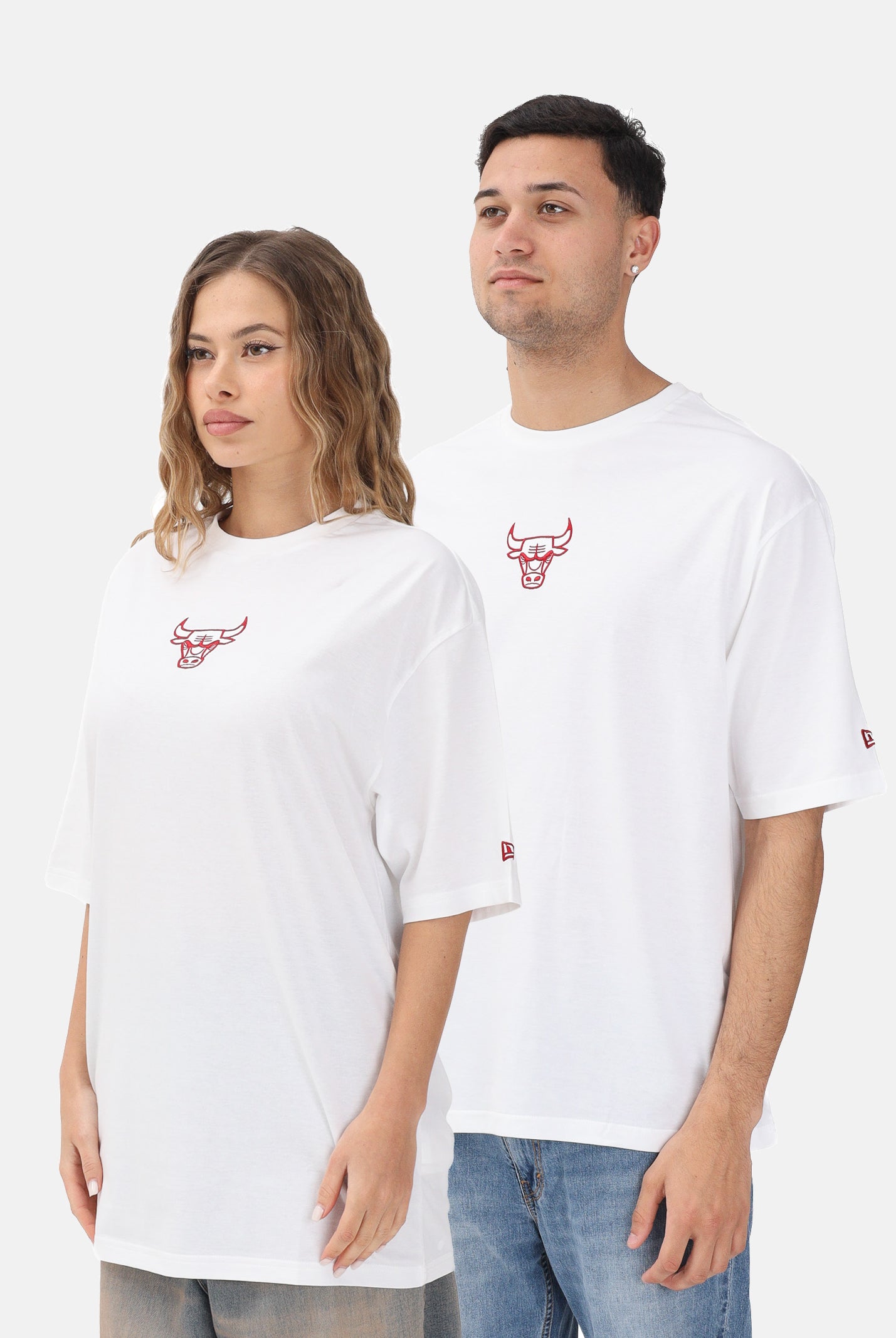 NEW ERA T-shirt a manica corta Oversized Chicago Bulls NBA League Essential bianca per uomo e donna 60771518 . NEW ERA