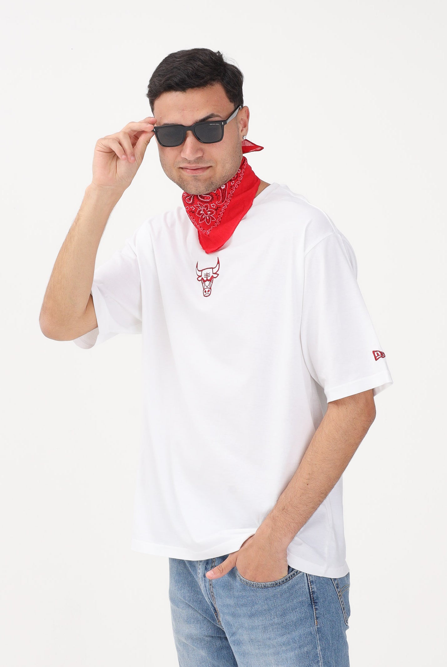 NEW ERA T-shirt a manica corta Oversized Chicago Bulls NBA League Essential bianca per uomo e donna 60771518 . NEW ERA