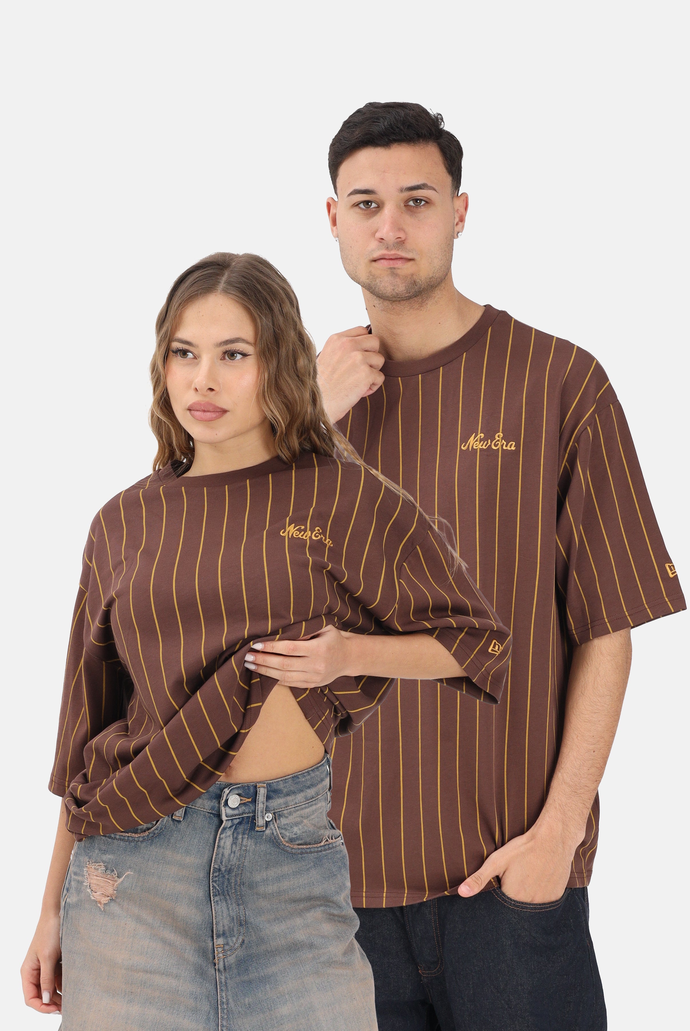 NEW ERA T-shirt a manica corta Oversized New Era Pinstripe marrone per uomo e donna 60771549 . NEW ERA