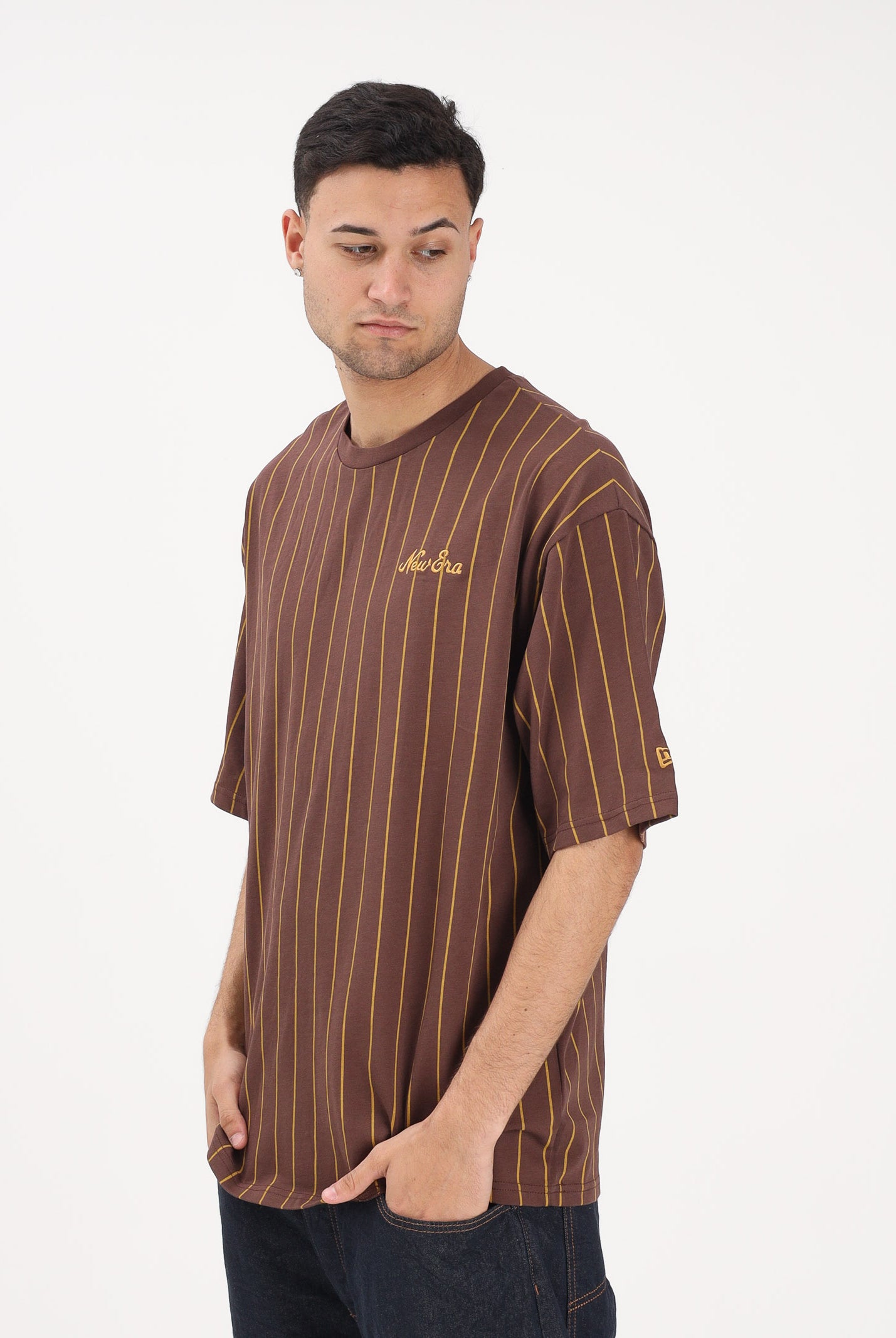 NEW ERA T-shirt a manica corta Oversized New Era Pinstripe marrone per uomo e donna 60771549 . NEW ERA