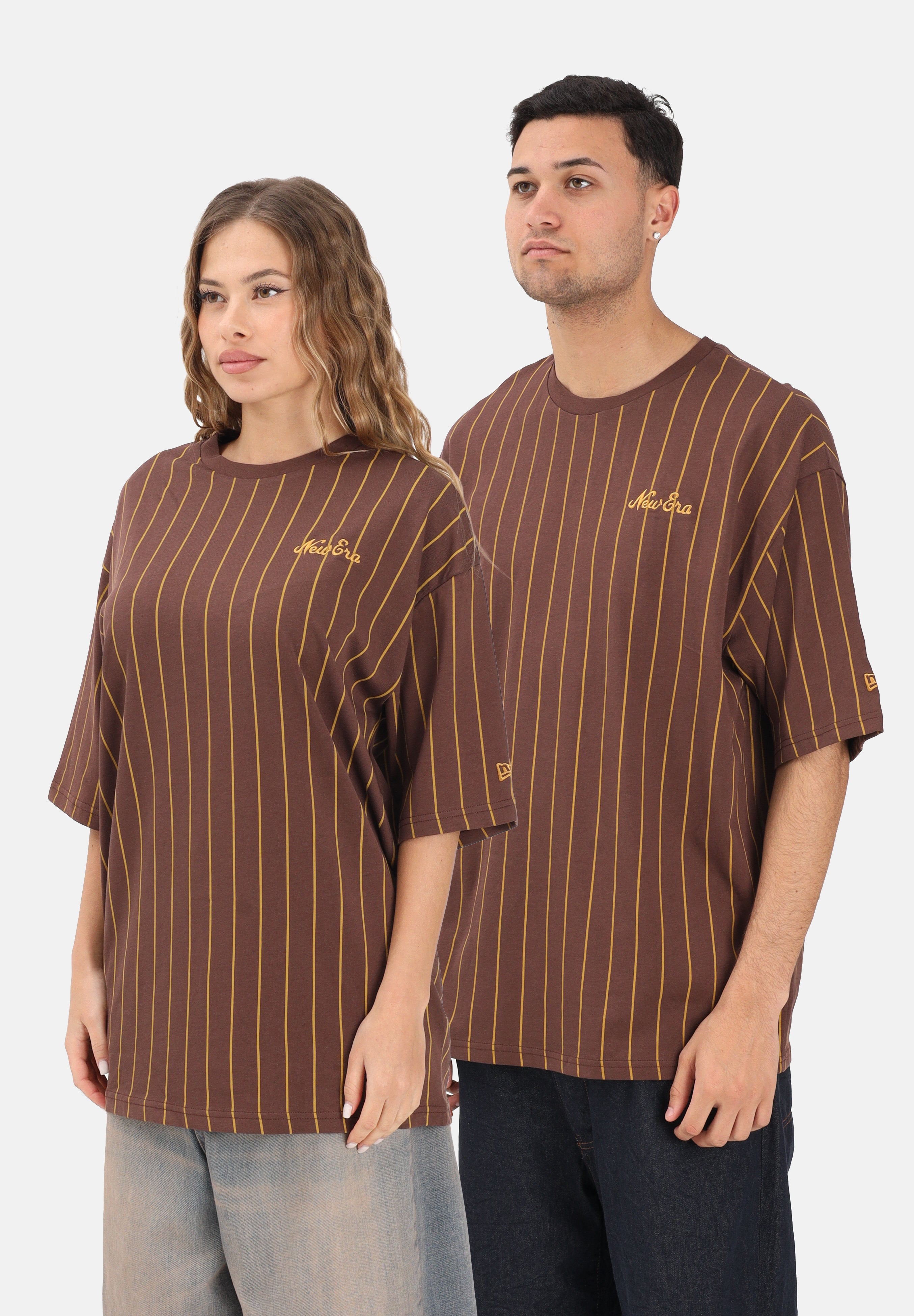 NEW ERA T-shirt a manica corta Oversized New Era Pinstripe marrone per uomo e donna 60771549 . NEW ERA