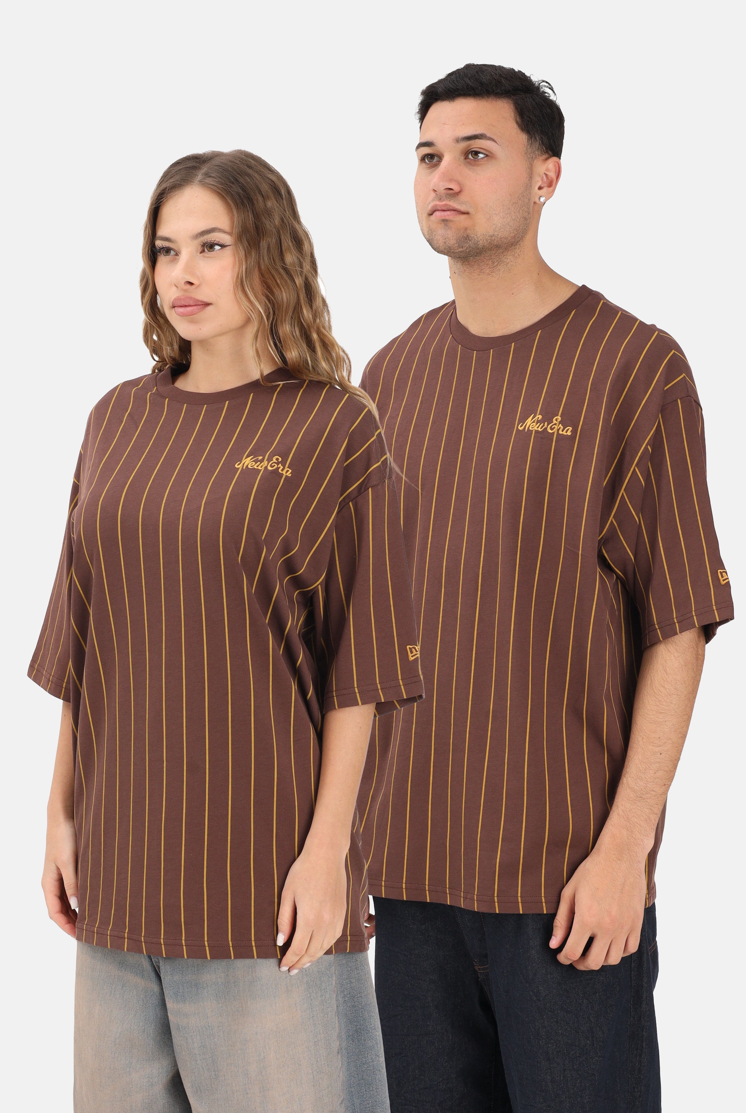 NEW ERA T-shirt a manica corta Oversized New Era Pinstripe marrone per uomo e donna 60771549 . NEW ERA