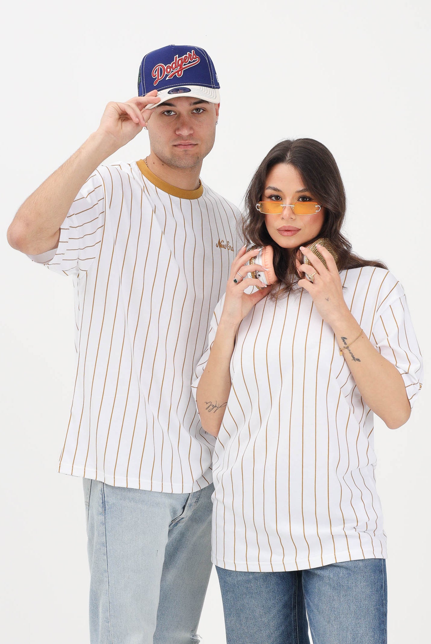 NEW ERA T-shirt a manica corta Oversized New Era Pinstripe bianca e senape per uomo e donna 60856223 . NEW ERA