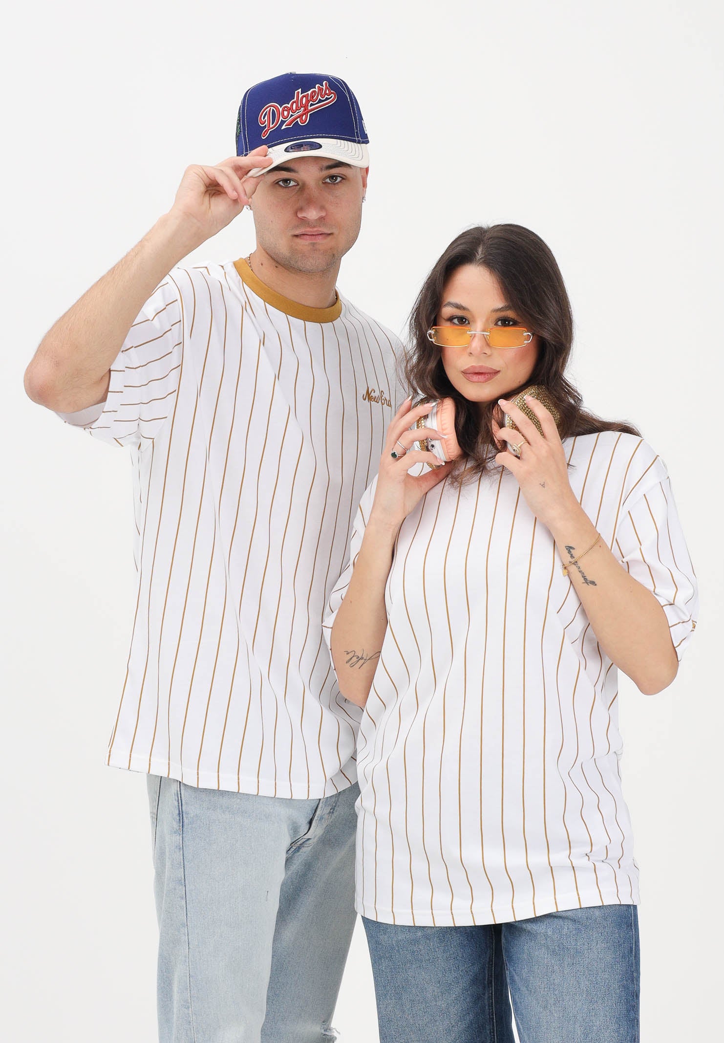 NEW ERA T-shirt a manica corta Oversized New Era Pinstripe bianca e senape per uomo e donna 60856223 . NEW ERA