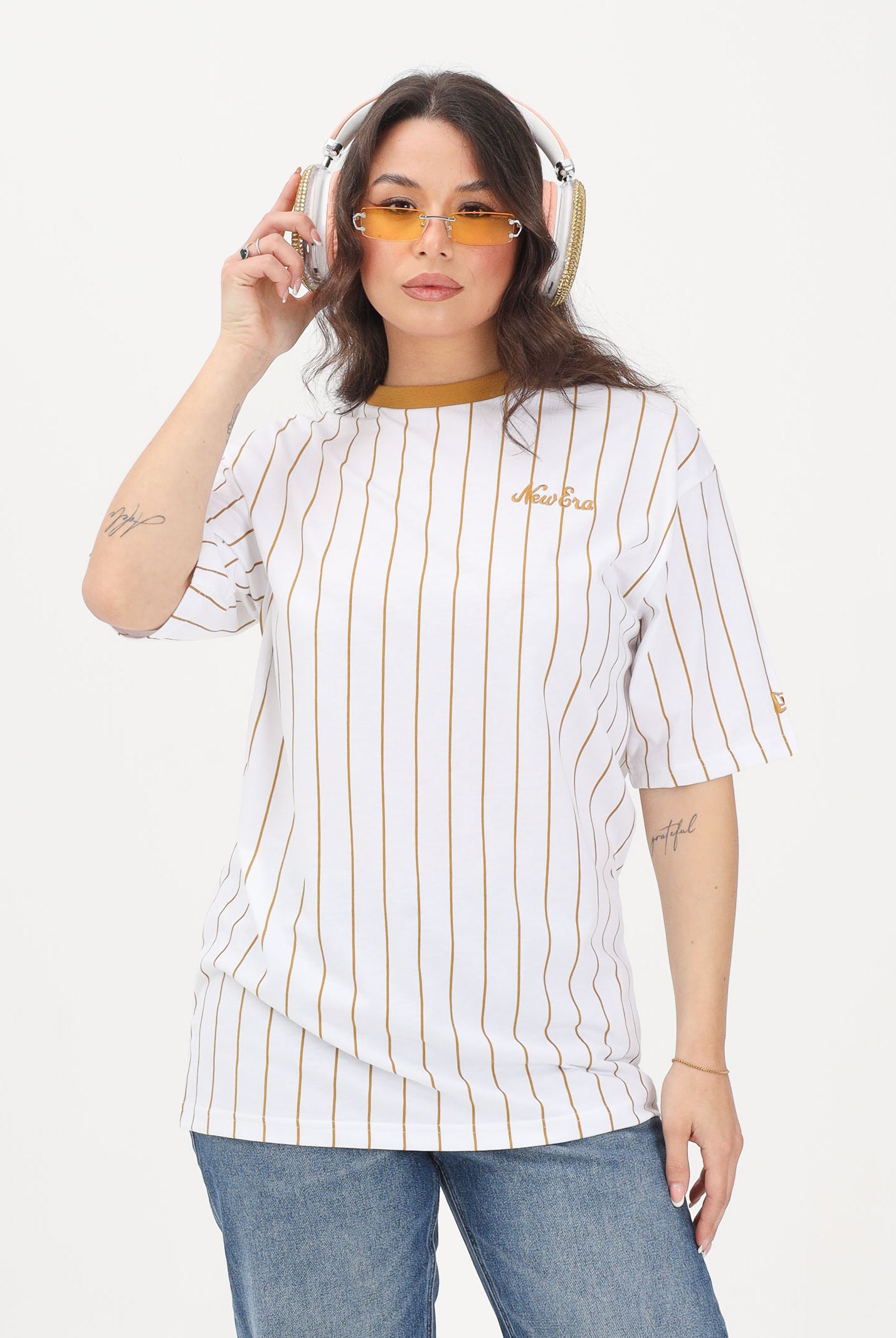 NEW ERA T-shirt a manica corta Oversized New Era Pinstripe bianca e senape per uomo e donna 60856223 . NEW ERA