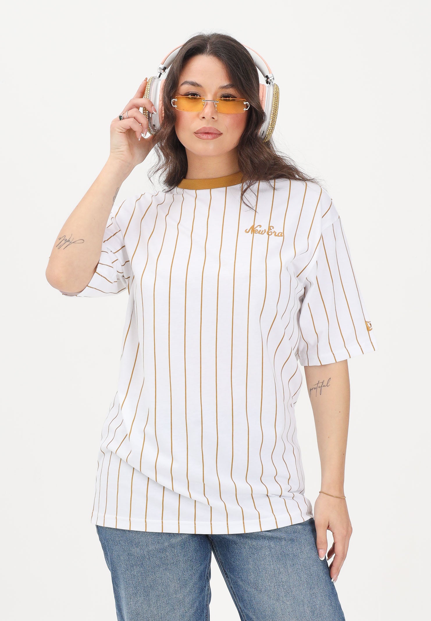 NEW ERA T-shirt a manica corta Oversized New Era Pinstripe bianca e senape per uomo e donna 60856223 . NEW ERA