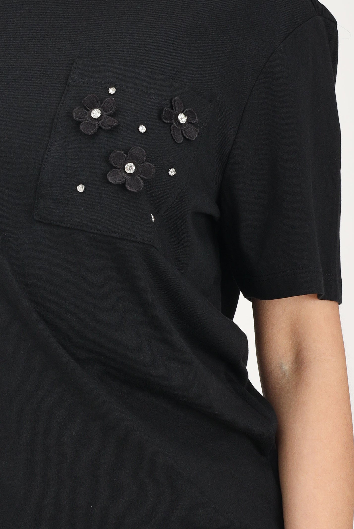 ONLY T-shirt a manica corta nera da donna con taschino decorato 15371980 BLPO ONLY