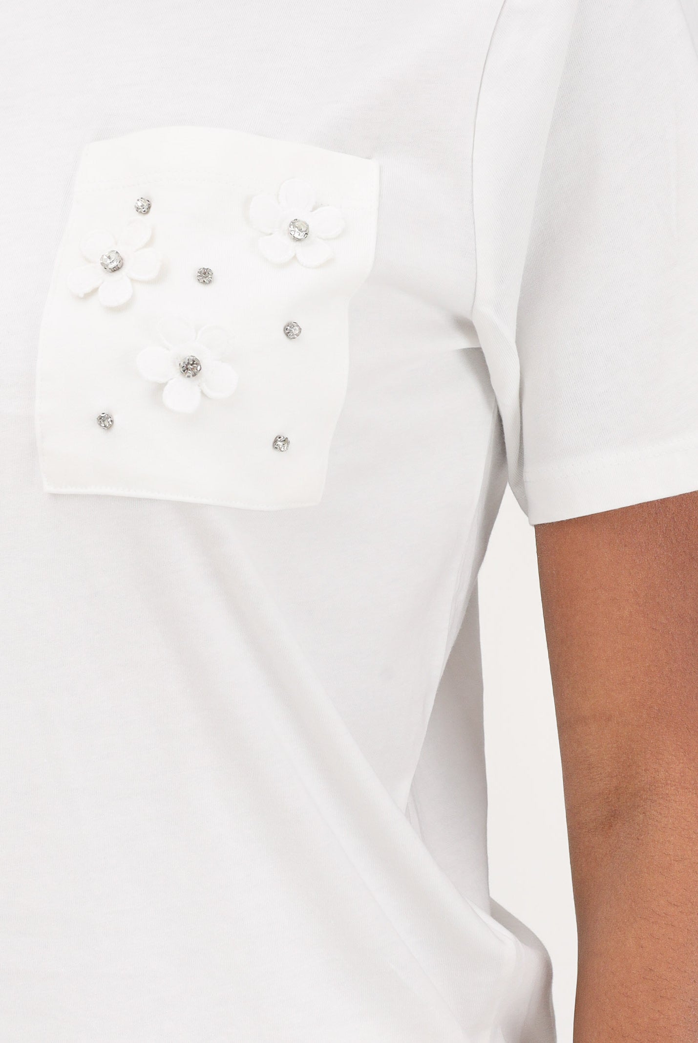 ONLY T-shirt a manica corta bianca da donna con taschino decorato 15371980 CLDEPO ONLY