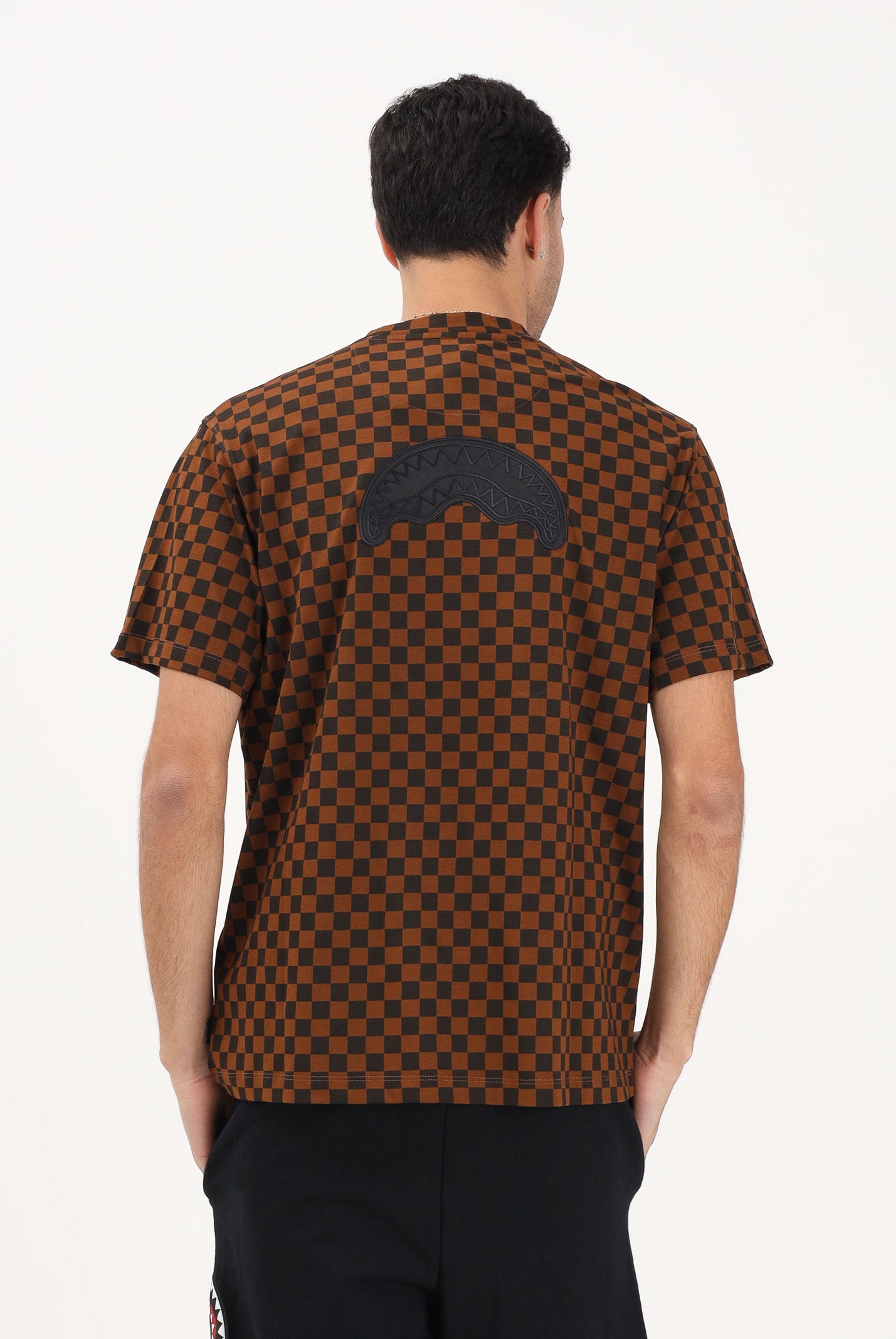SPRAYGROUND T-shirt a manica corta marrone da uomo con motivo a schacchi SP837 . SPRAYGROUND