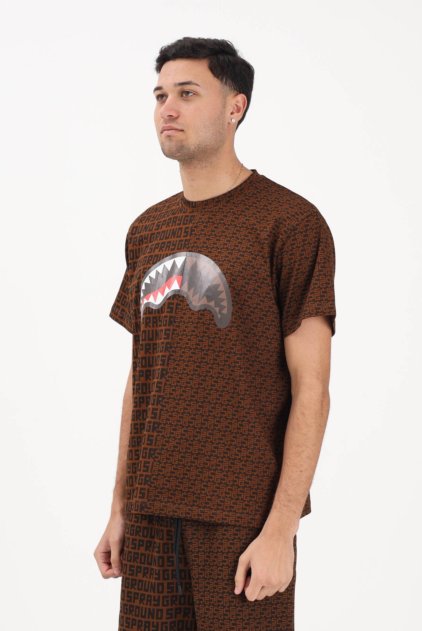 SPRAYGROUND T-shirt a manica corta marrone da uomo con doppia fantasia SP839 . SPRAYGROUND