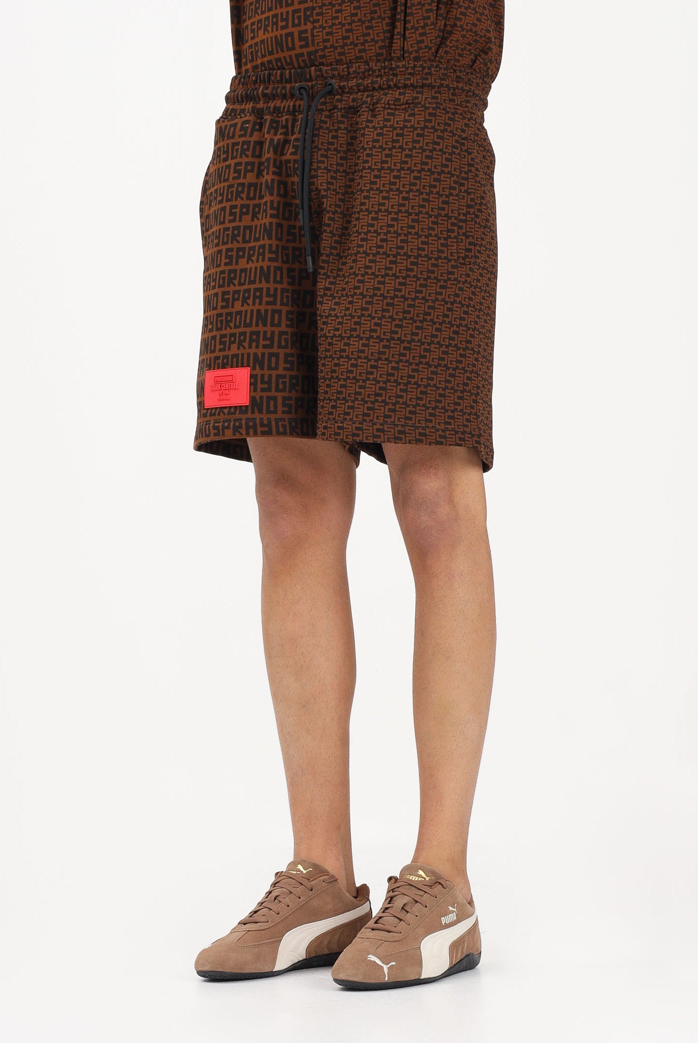 SPRAYGROUND Shorts sportivo marrone da uomo con doppia stampa all-over SP840E . SPRAYGROUND
