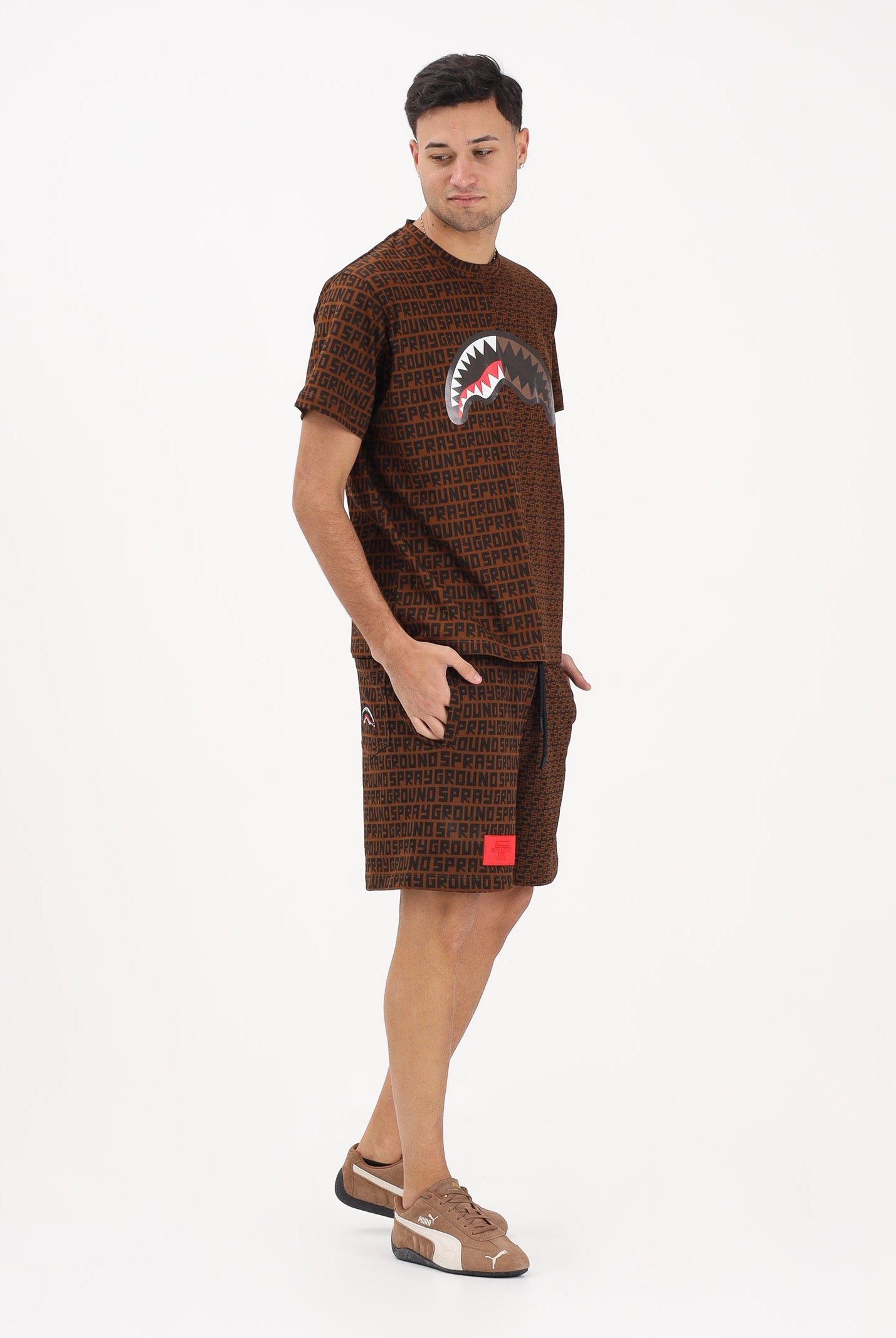 SPRAYGROUND Shorts sportivo marrone da uomo con doppia stampa all-over SP840E . SPRAYGROUND