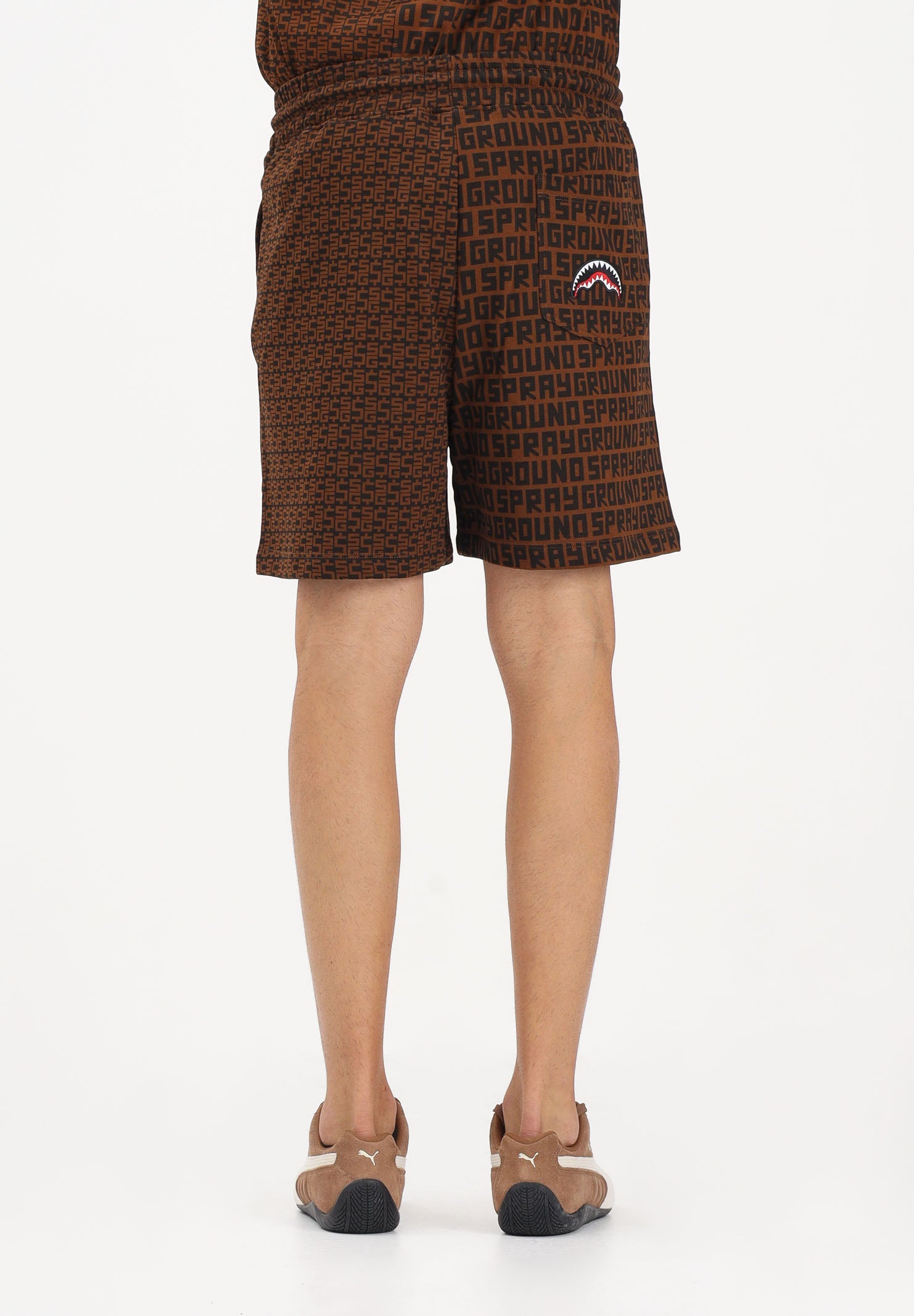 SPRAYGROUND Shorts sportivo marrone da uomo con doppia stampa all-over SP840E . SPRAYGROUND