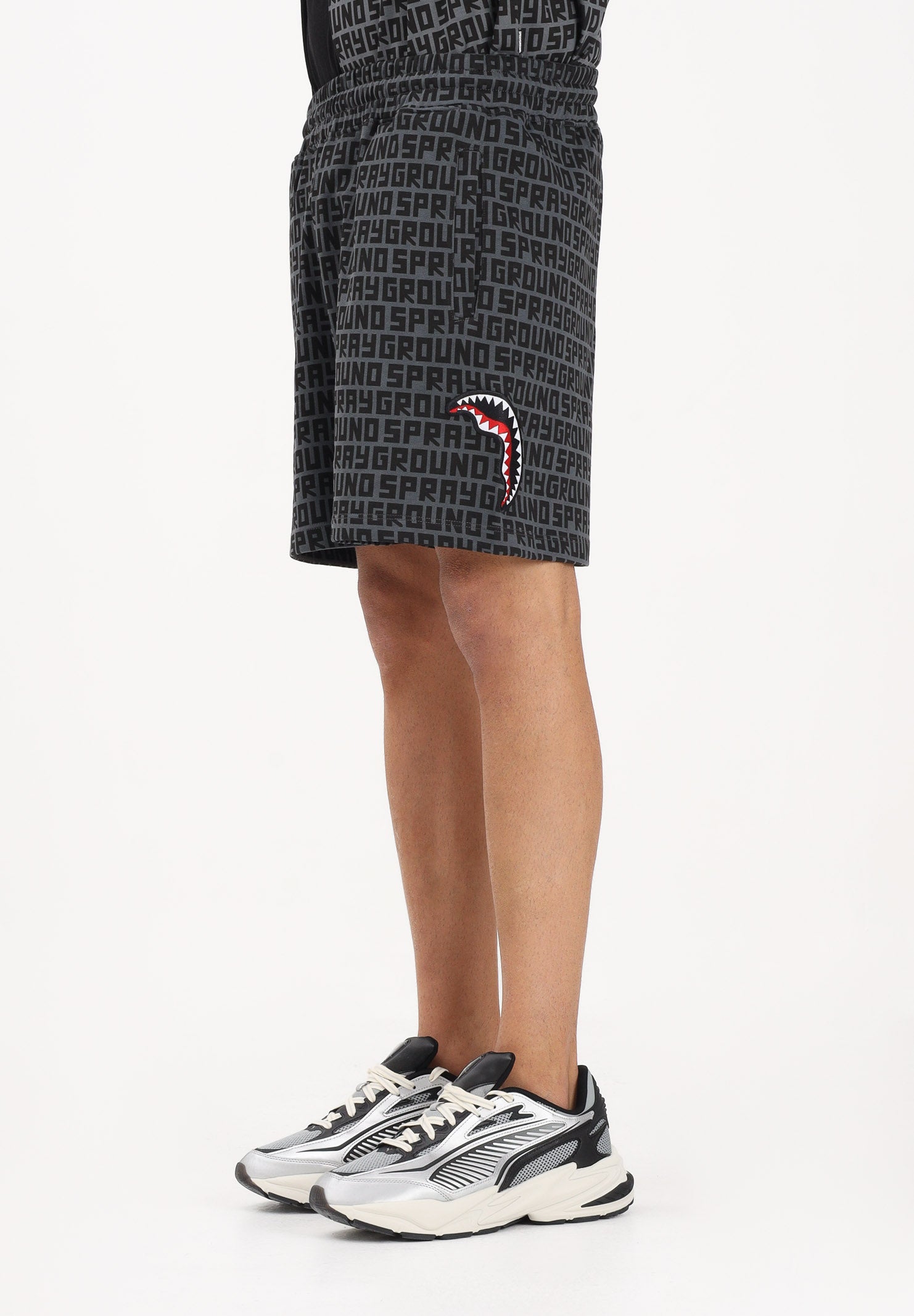 SPRAYGROUND Shorts sportivo grigio da uomo con logo all-over SP854E . SPRAYGROUND