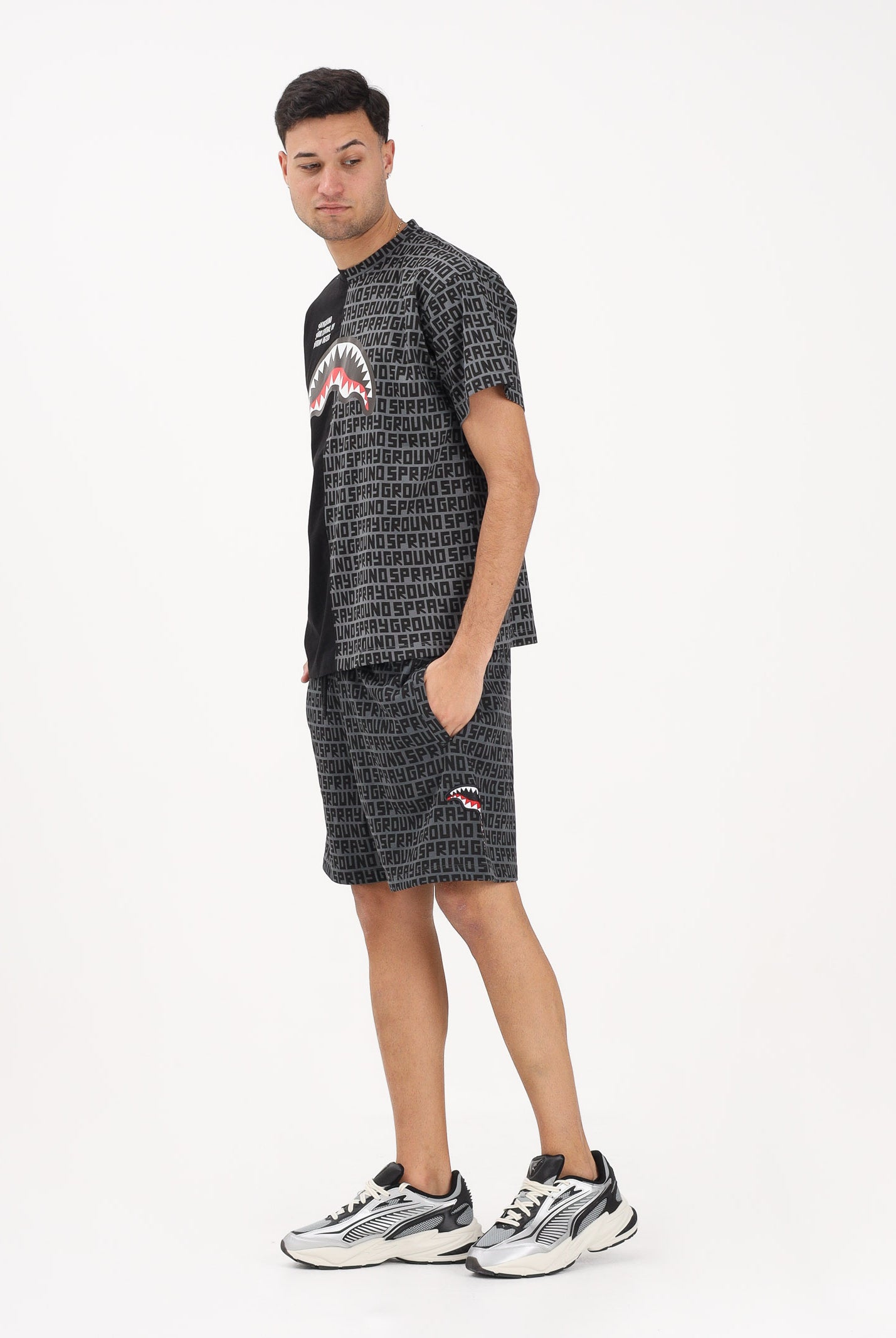 SPRAYGROUND Shorts sportivo grigio da uomo con logo all-over SP854E . SPRAYGROUND