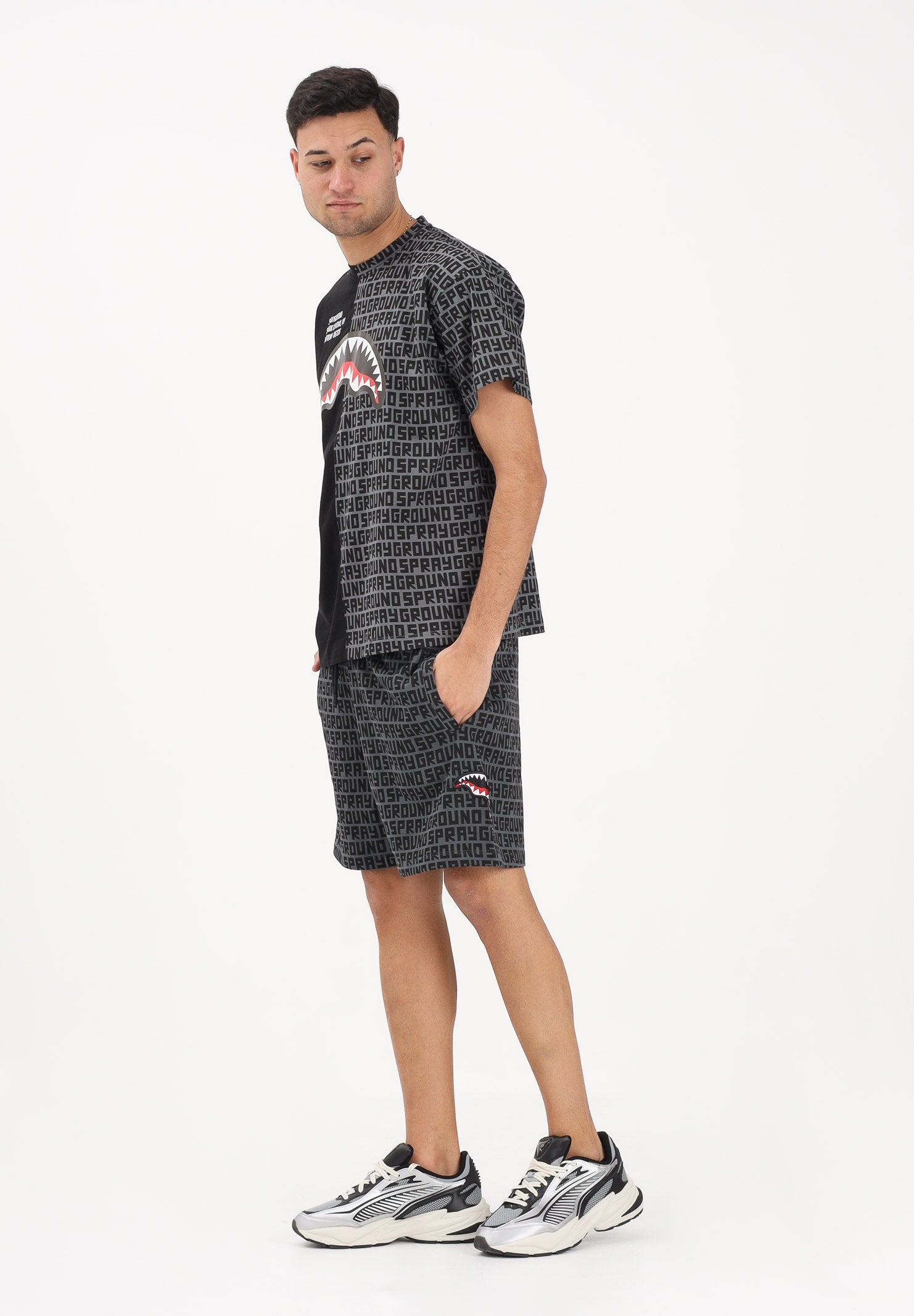 SPRAYGROUND Shorts sportivo grigio da uomo con logo all-over SP854E . SPRAYGROUND