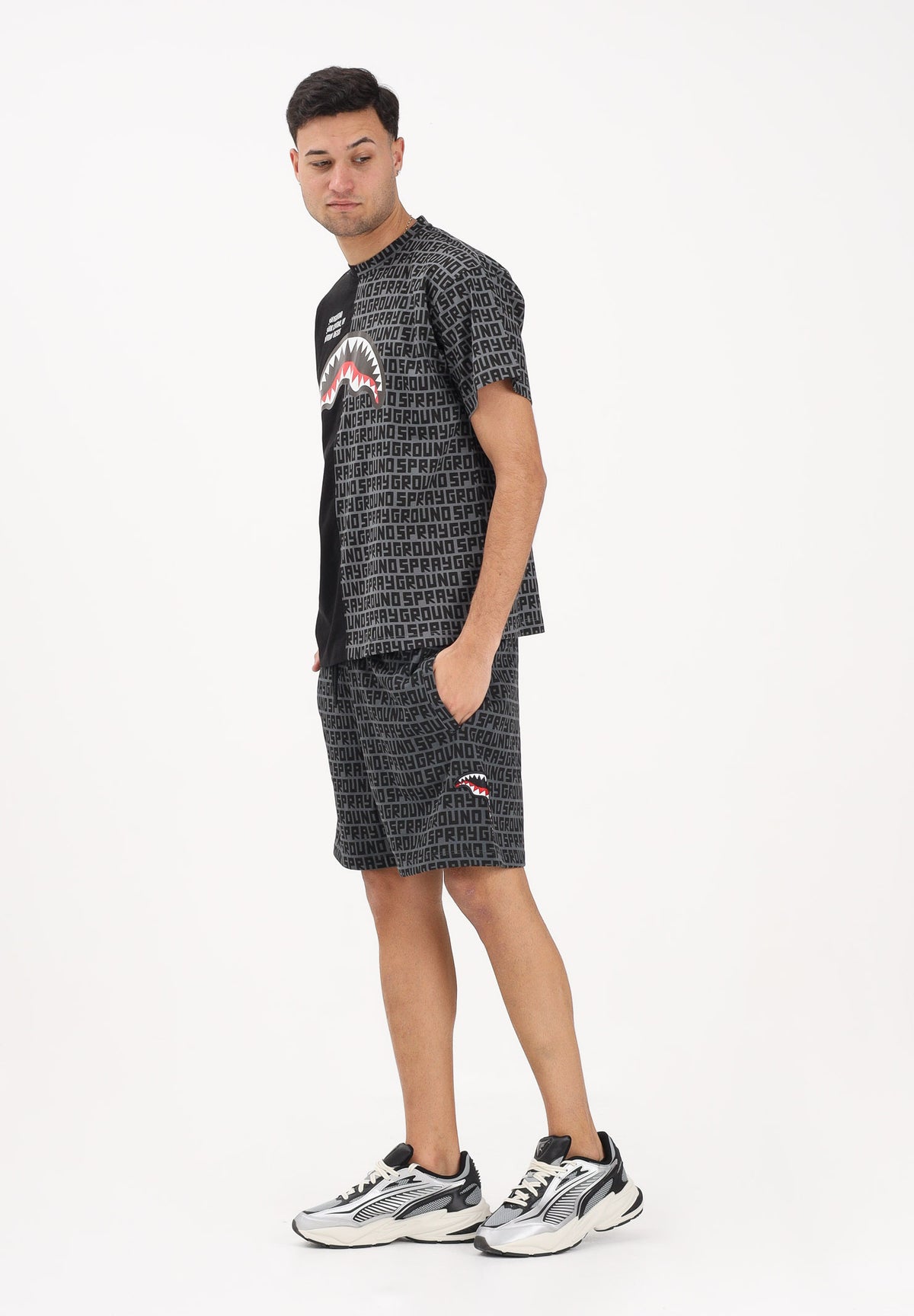 SPRAYGROUND Shorts sportivo grigio da uomo con logo all-over SP854E . SPRAYGROUND
