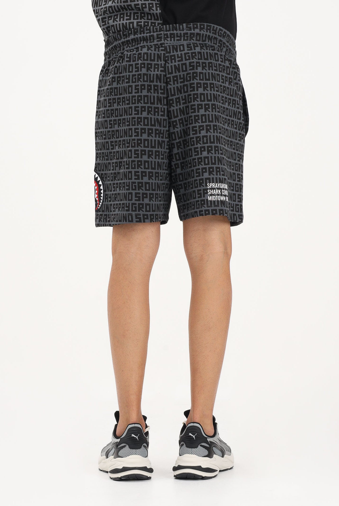 SPRAYGROUND Shorts sportivo grigio da uomo con logo all-over SP854E . SPRAYGROUND