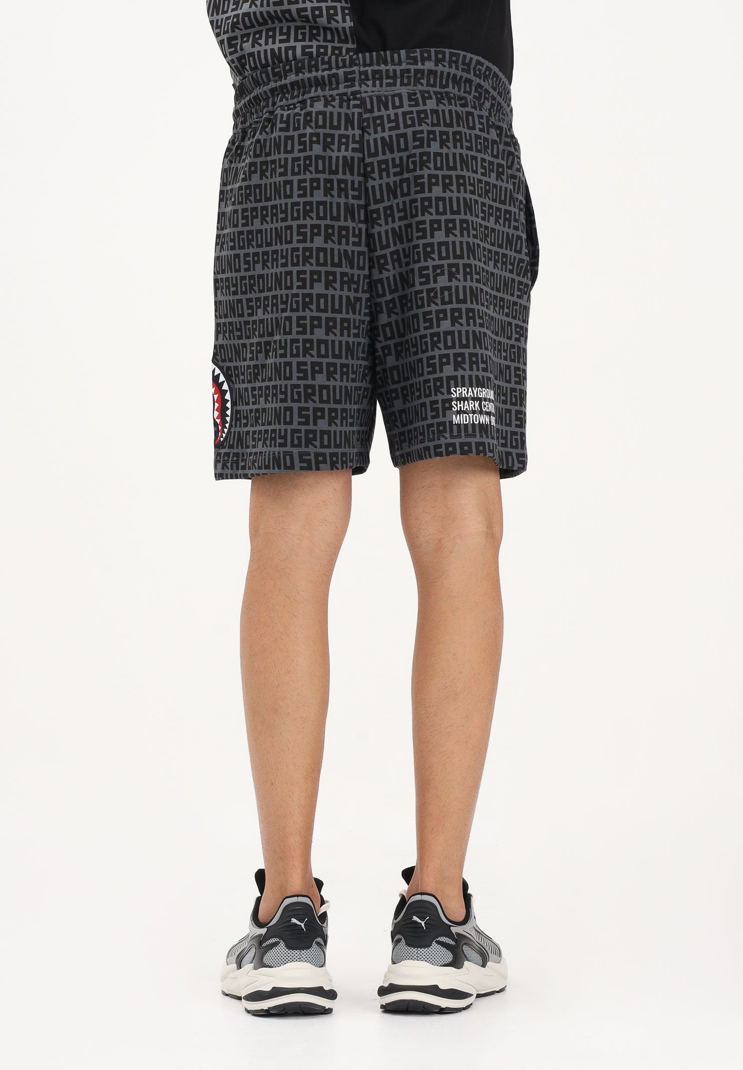 SPRAYGROUND Shorts sportivo grigio da uomo con logo all-over SP854E . SPRAYGROUND