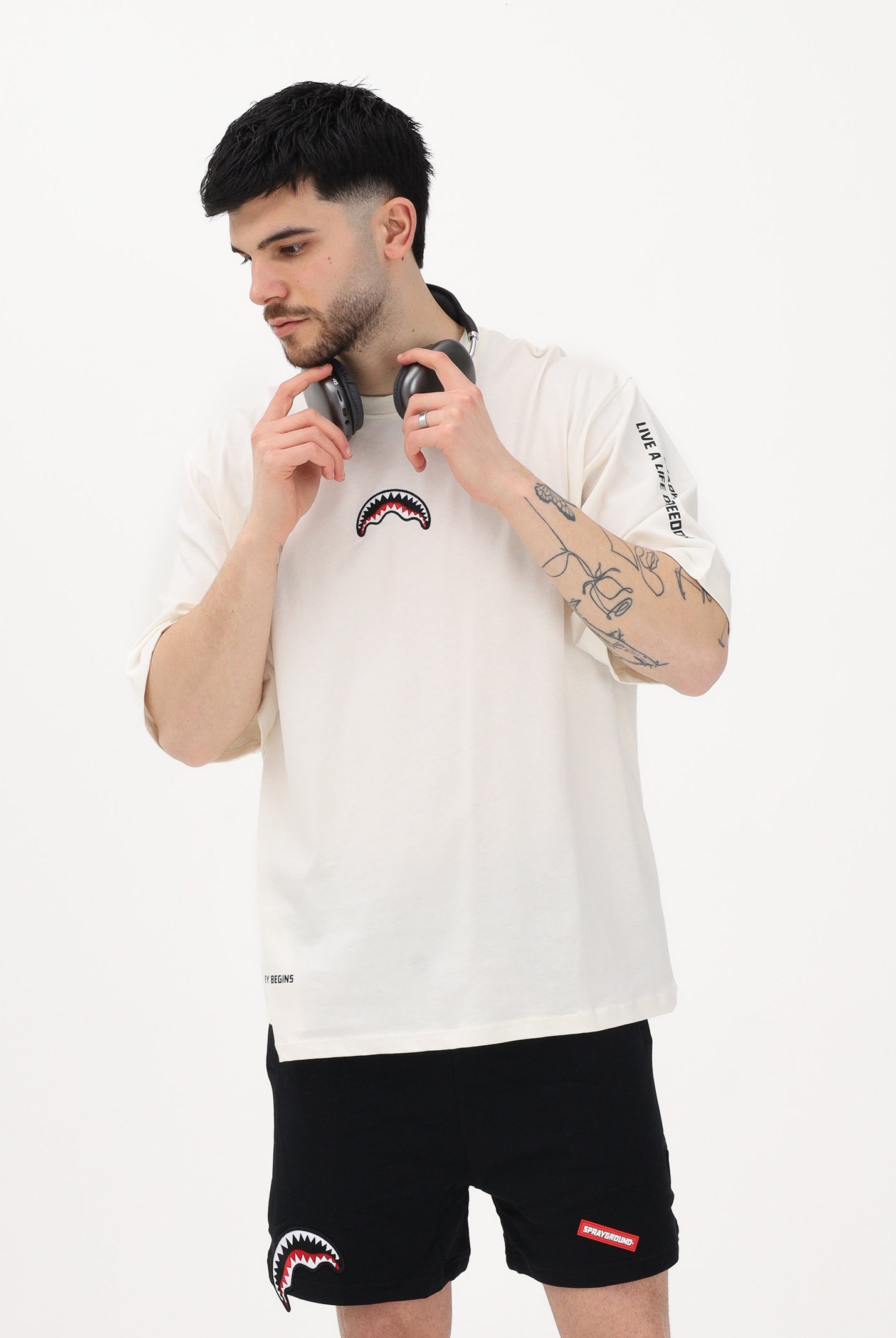 SPRAYGROUND T-shirt a manica corta panna da uomo con stampa minimal e dettagli grafici SP876IVO . SPRAYGROUND