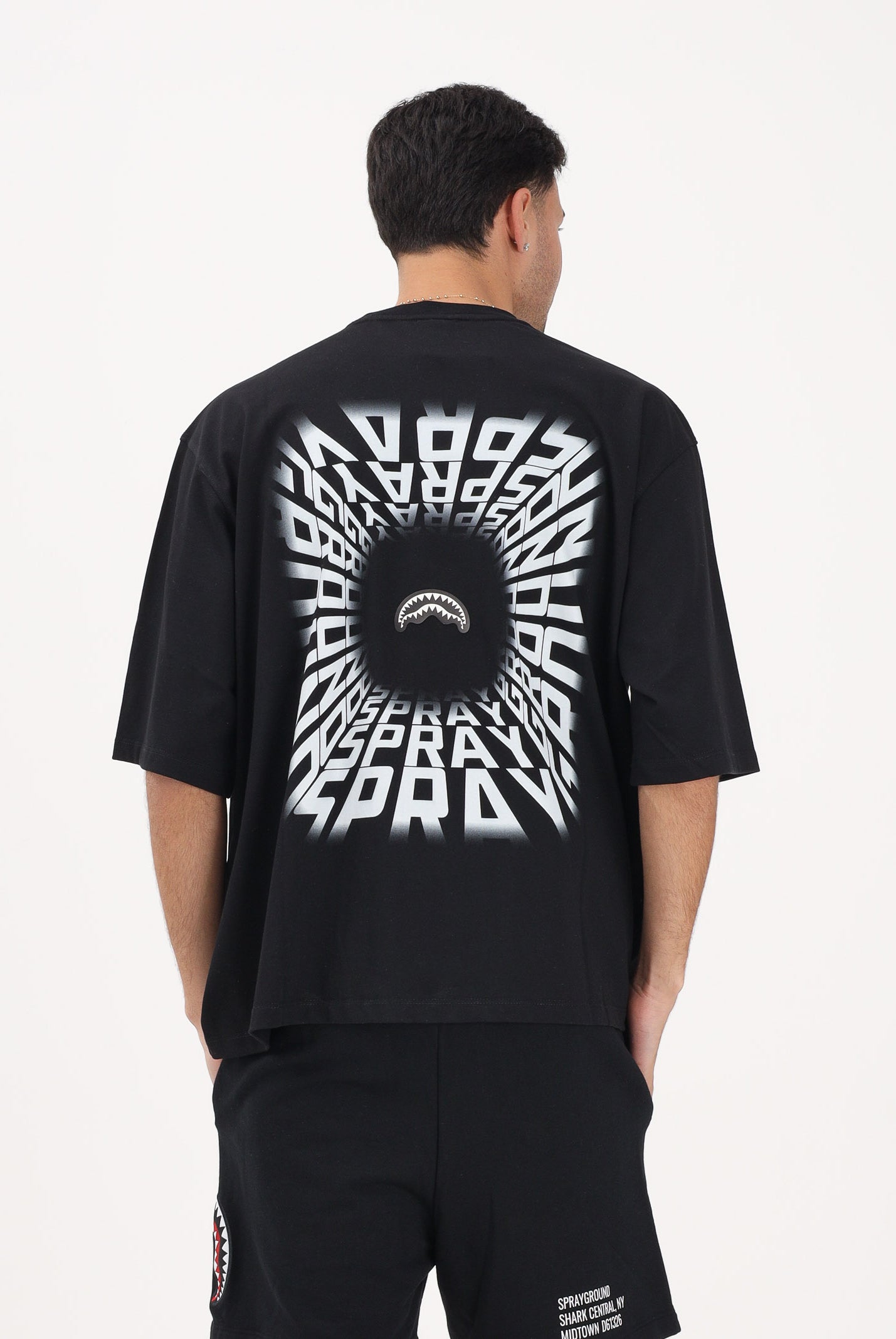 SPRAYGROUND T-shirt a manica corta nera da uomo con stampa sul retro SP901 . SPRAYGROUND