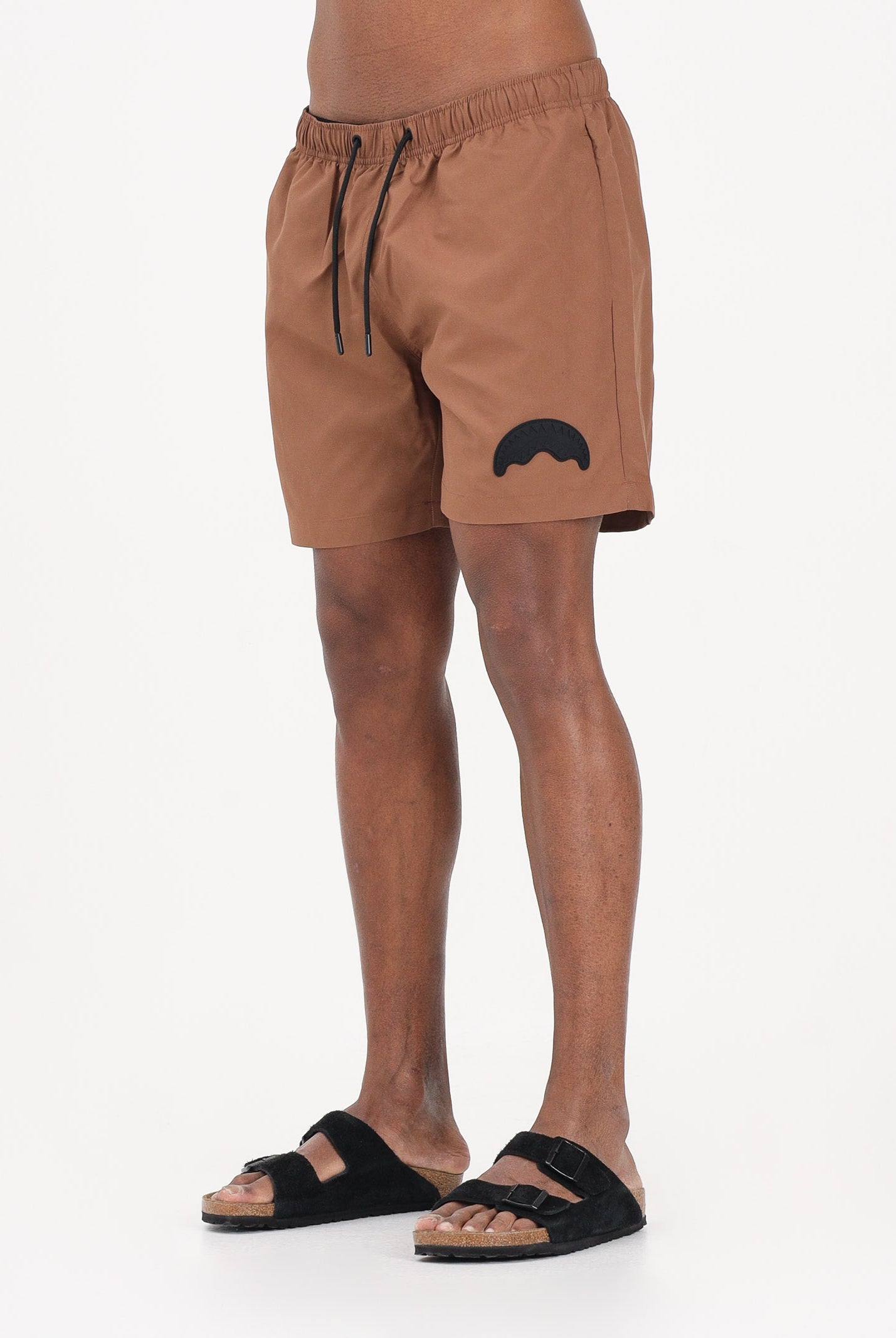 SPRAYGROUND Shorts mare marrone da uomo con patch shark SP925BRWN . SPRAYGROUND