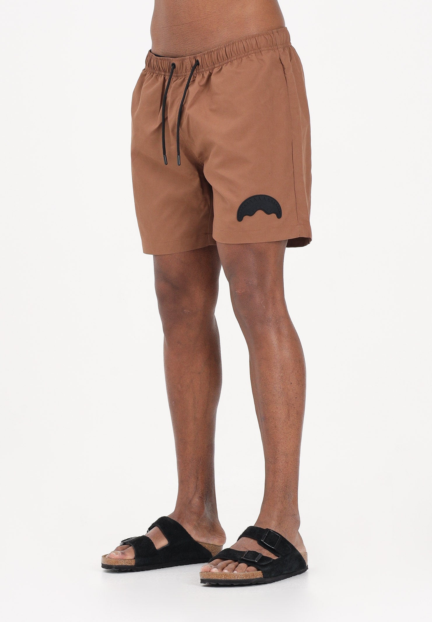 SPRAYGROUND Shorts mare marrone da uomo con patch shark SP925BRWN . SPRAYGROUND