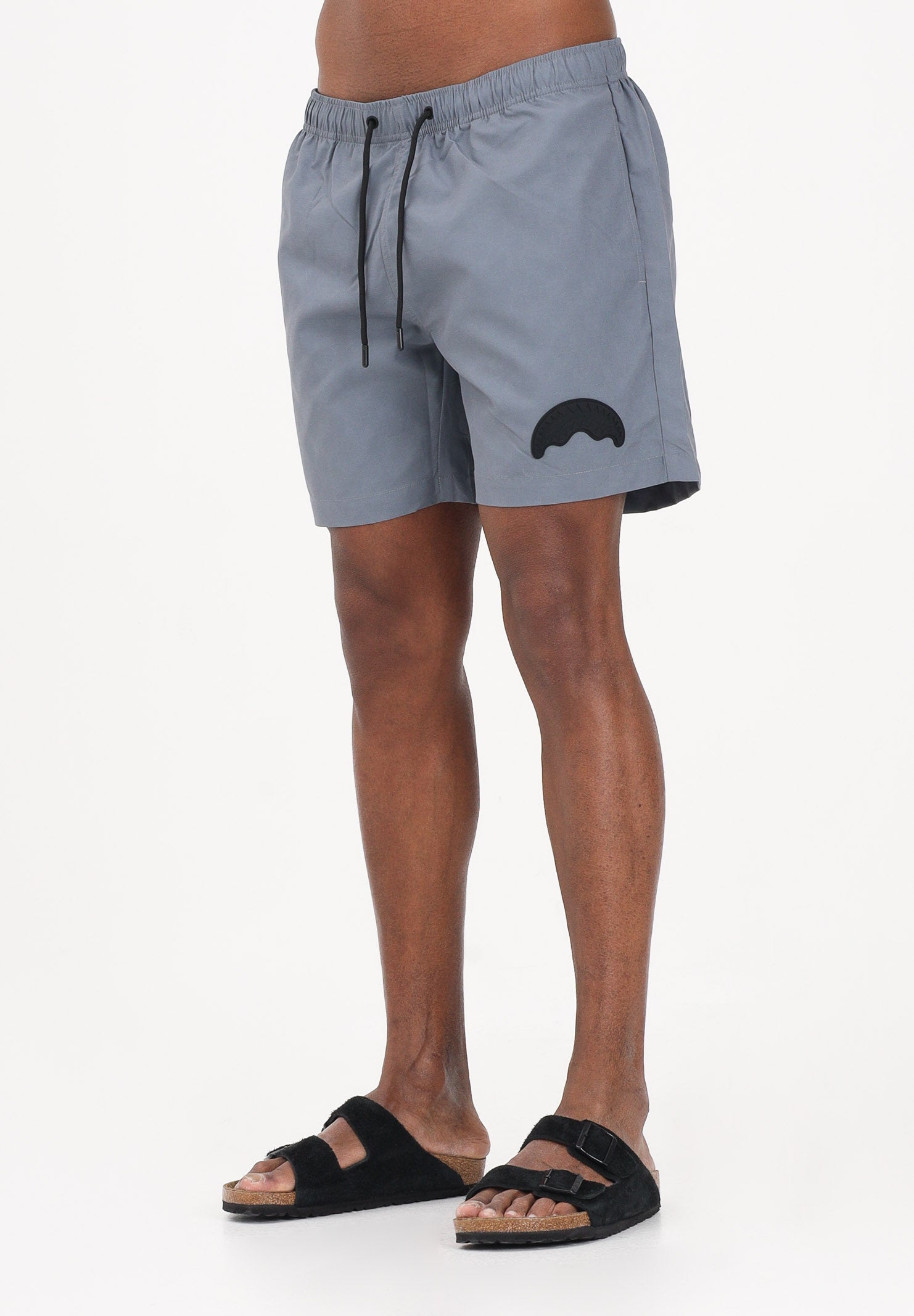 SPRAYGROUND Shorts mare grigio da uomo con patch shark SP925GREY . SPRAYGROUND