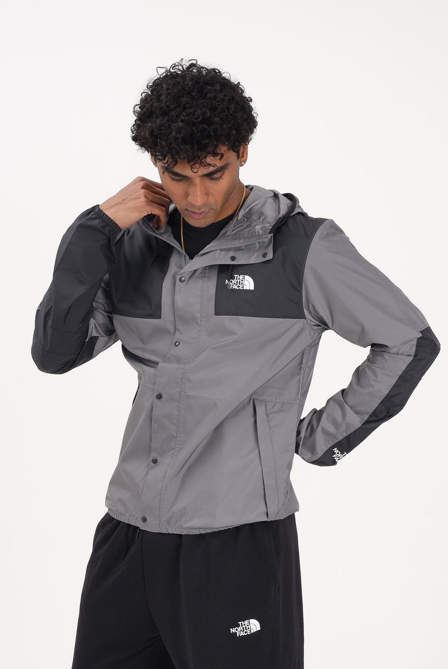 THE NORTH FACE Giacca a vento Seasonal Mountain Jacket grigia e nera da uomo NF0A5IG34GU1 . THE NORTH FACE