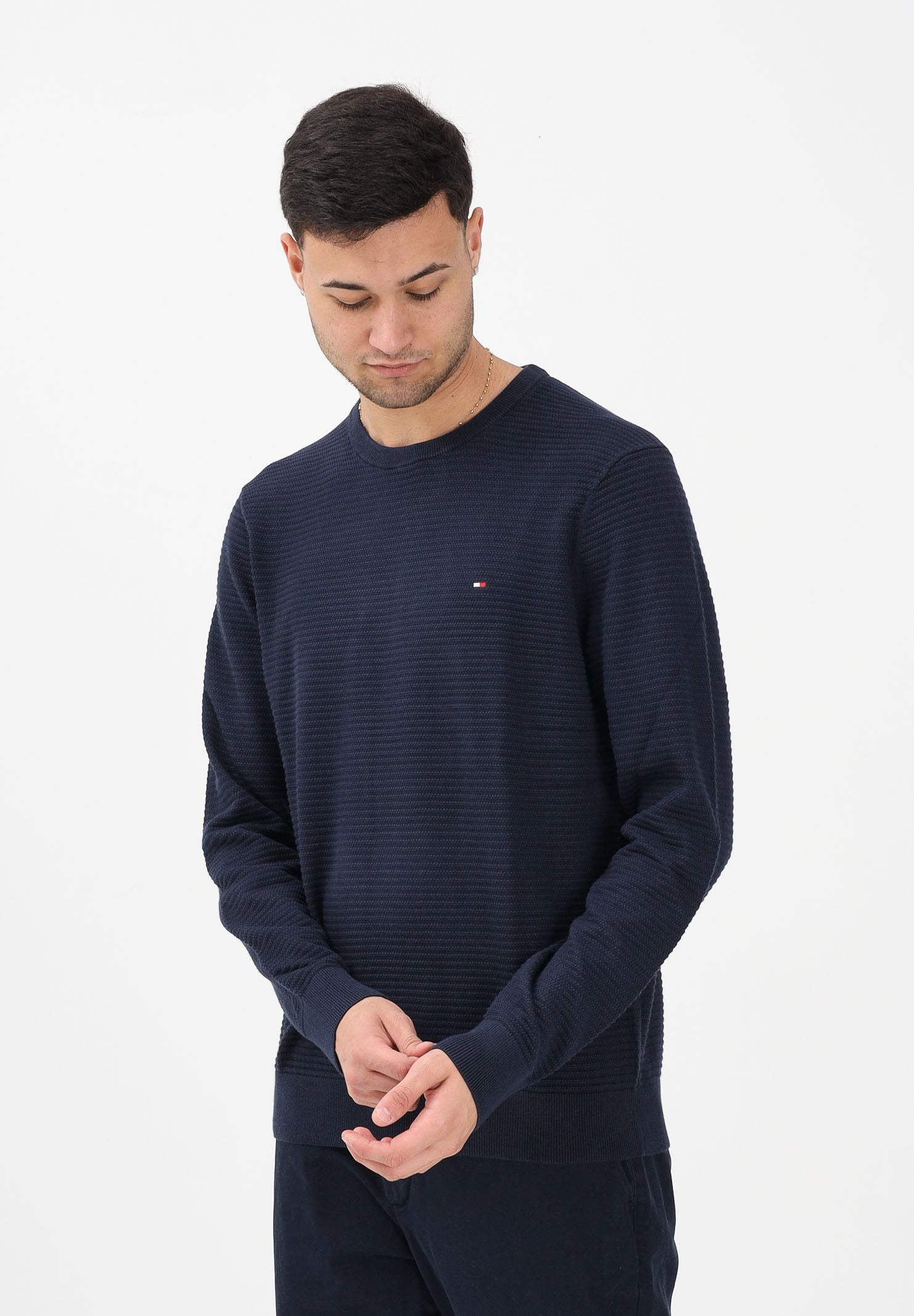 TOMMY HILFIGER Maglioncino girocollo blu da uomo caratterizzato da lavorazione a maglia tramata MW0MW41643 C1G TOMMY HILFIGER