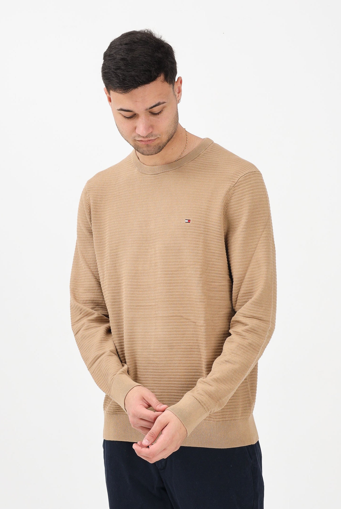 TOMMY HILFIGER Maglioncino girocollo beige da uomo caratterizzato da lavorazione a maglia tramata MW0MW41643 RBC TOMMY HILFIGER