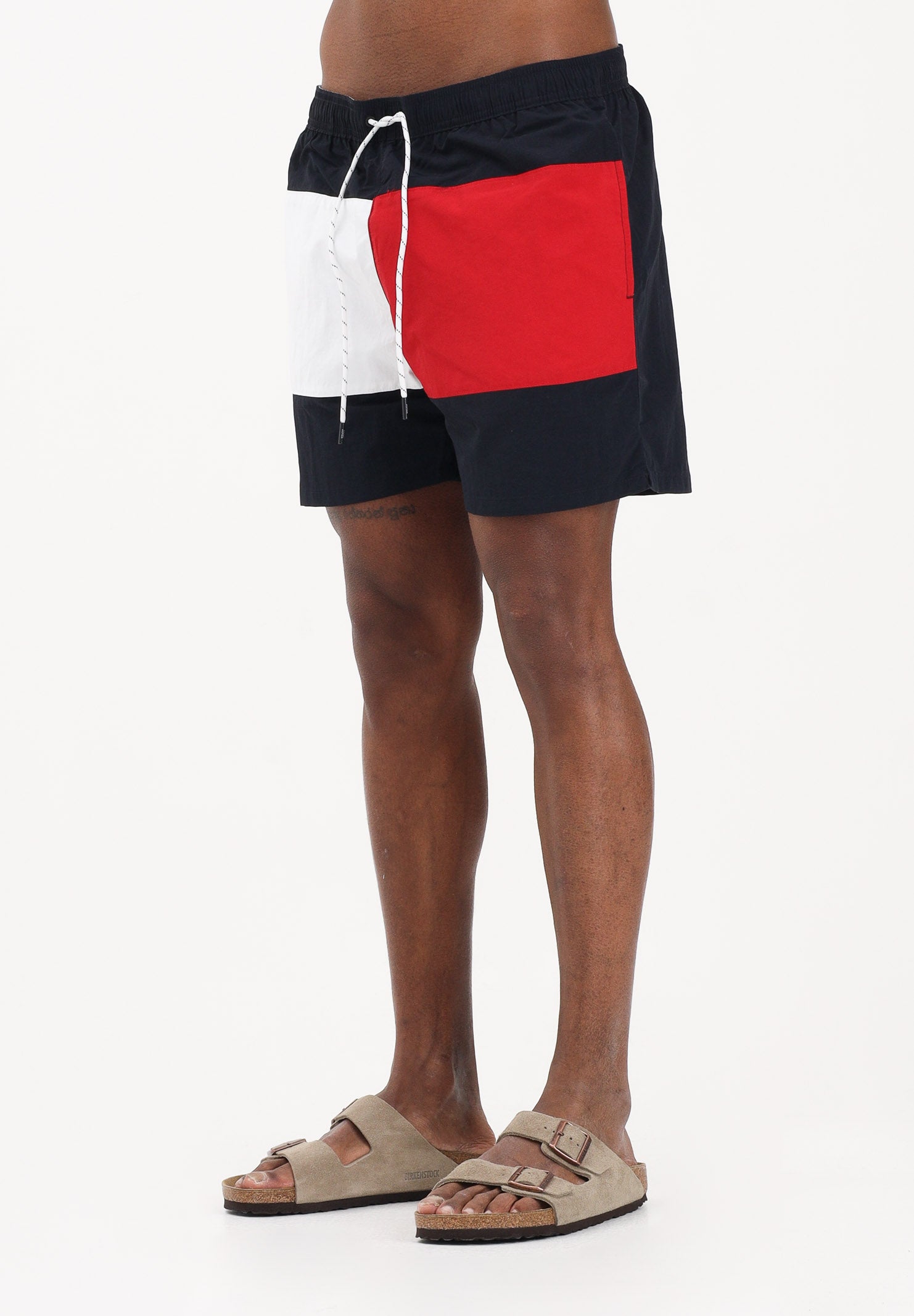 TOMMY HILFIGER Shorts mare blu da uomo con grafica color block UM0UM03840 DW5 TOMMY HILFIGER