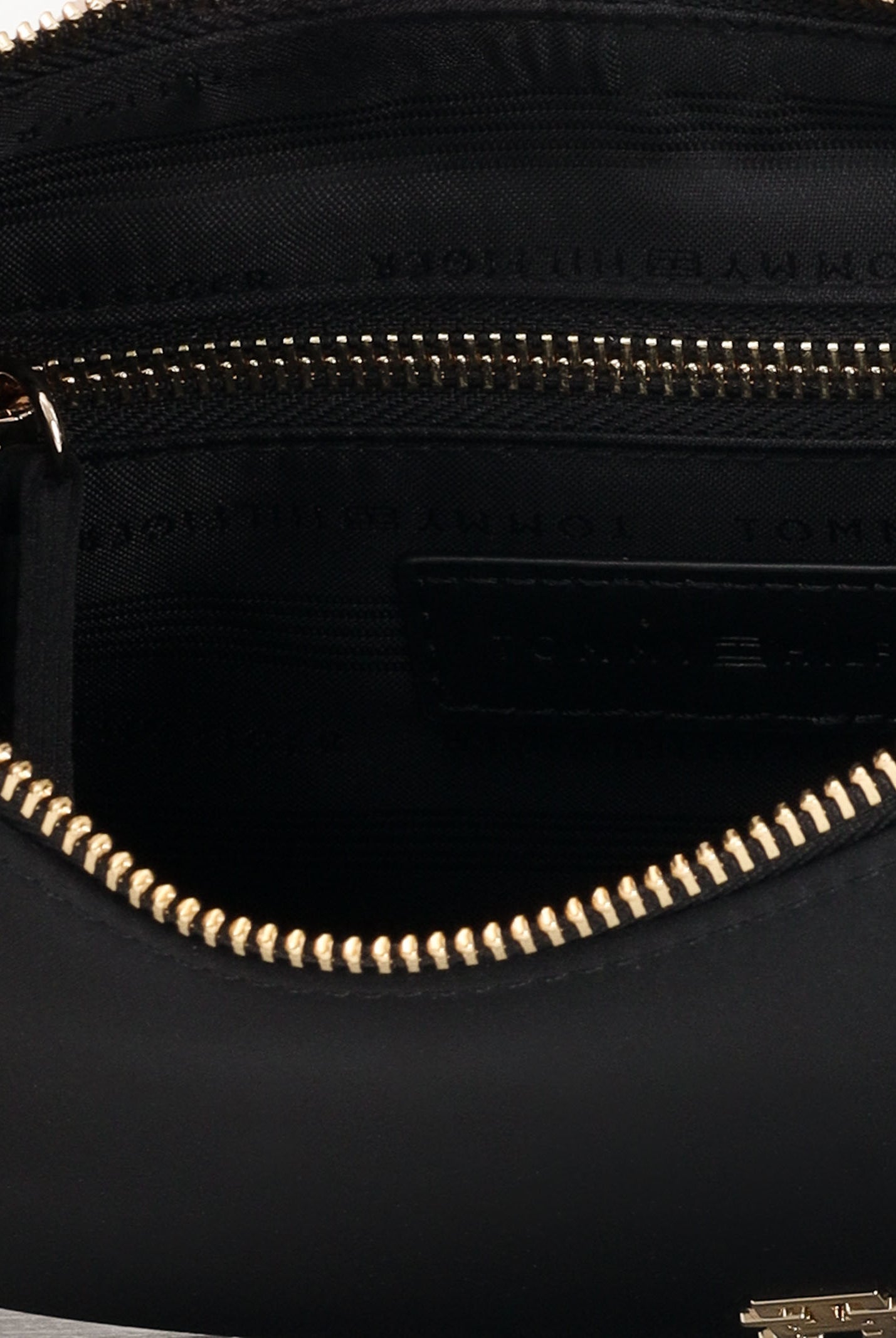 TOMMY HILFIGER Borsa hobo in raso nero da donna AW0AW18236 BDS TOMMY HILFIGER