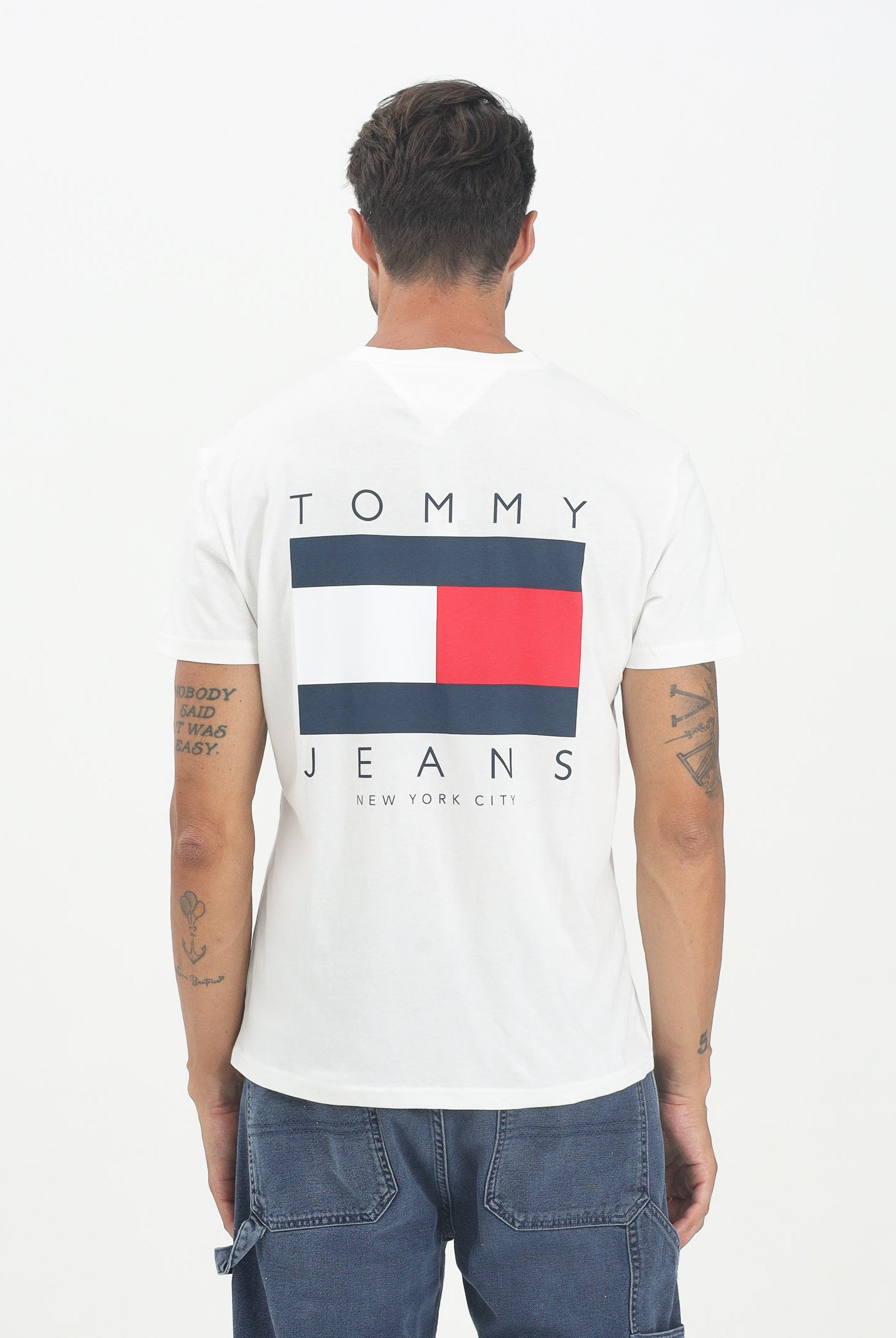 TOMMY JEANS T-shirt a manica corta bianca da uomo con maxi logo sul retro DM0DM21910YBL . TOMMY JEANS