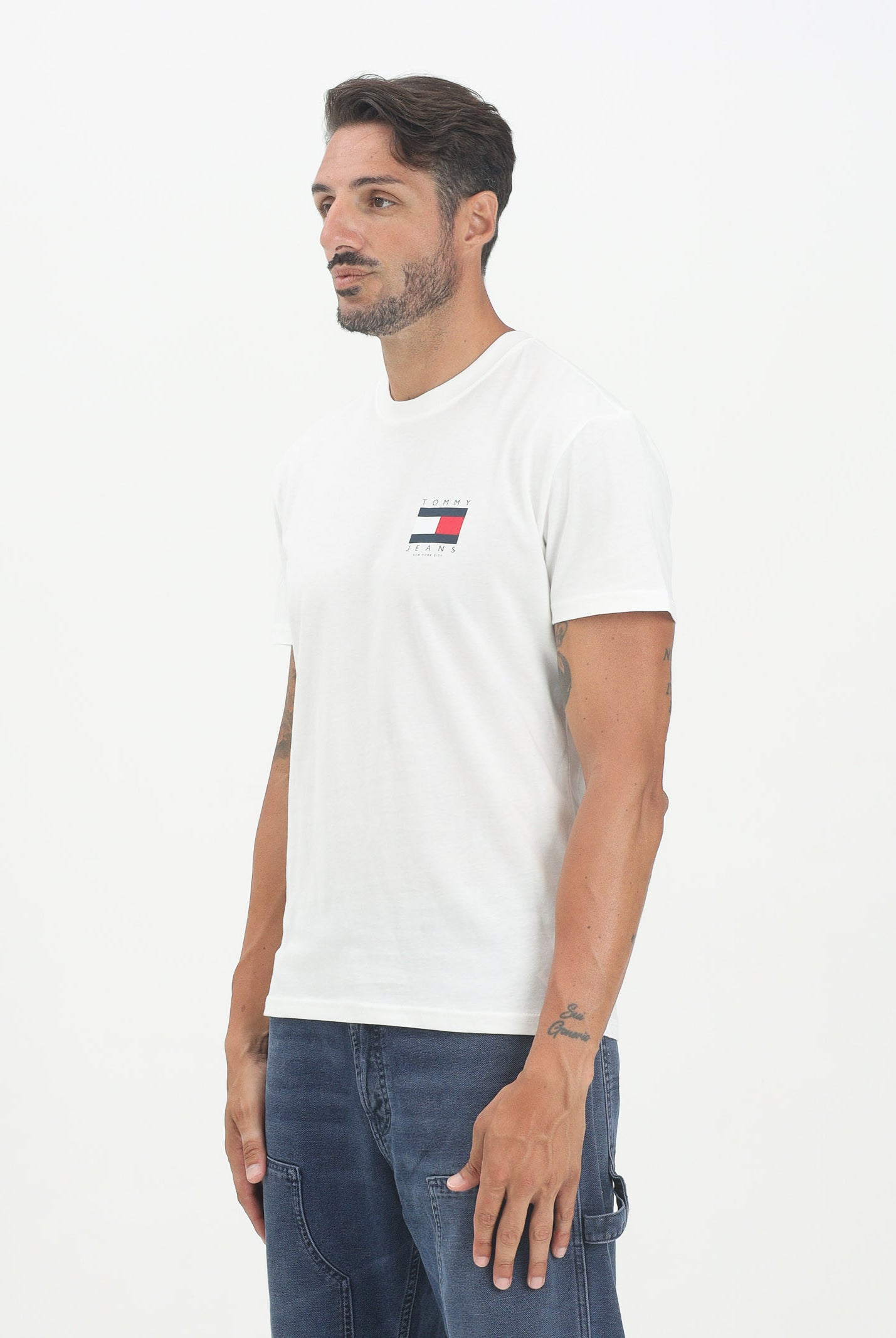 TOMMY JEANS T-shirt a manica corta bianca da uomo con maxi logo sul retro DM0DM21910YBL . TOMMY JEANS