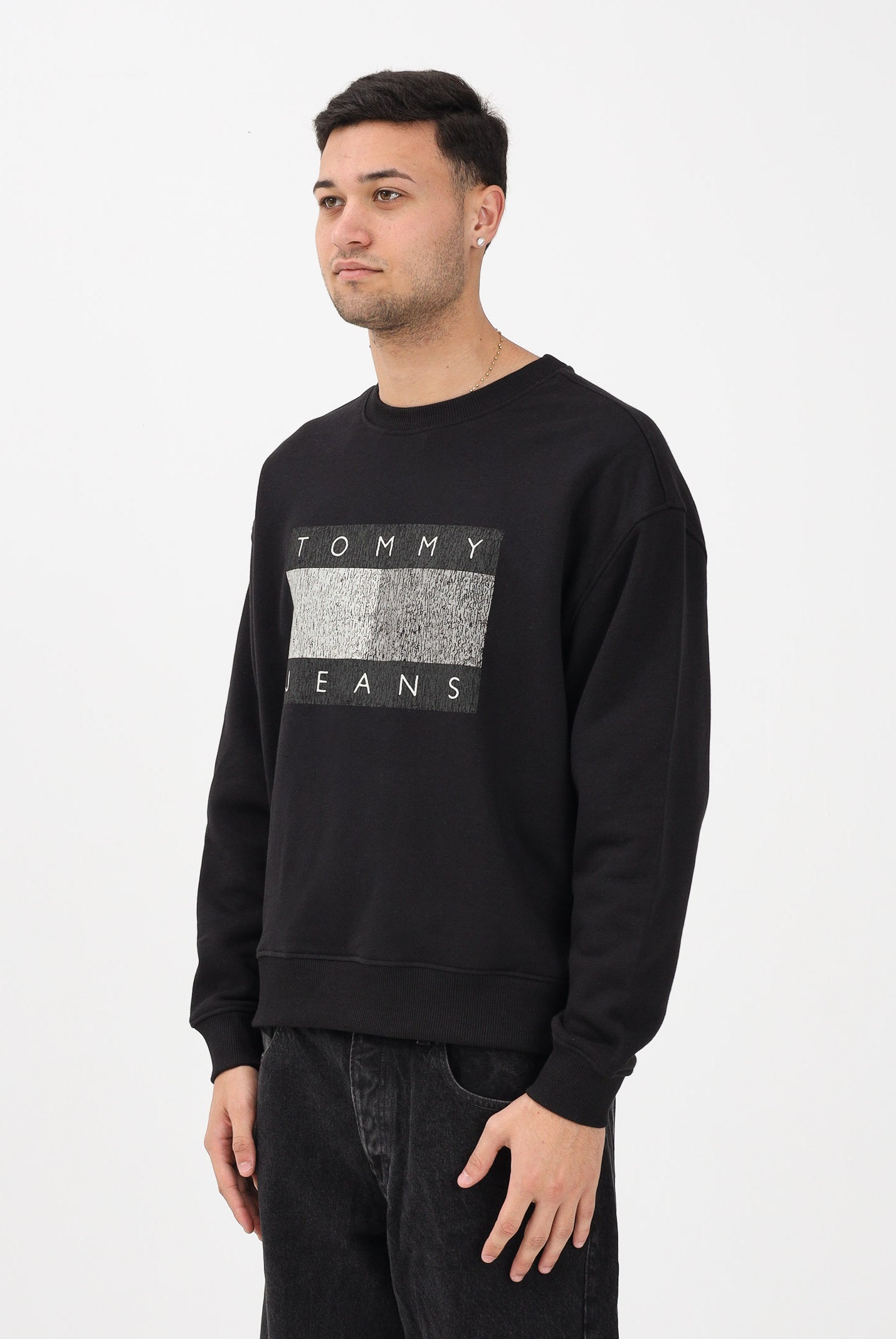 TOMMY JEANS Felpa girocollo nera da uomo stile '90s con distintivo DM0DM22384 BDS TOMMY JEANS