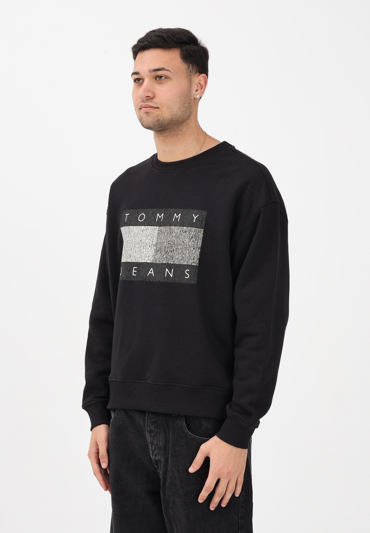 TOMMY JEANS Felpa girocollo nera da uomo stile '90s con distintivo DM0DM22384 BDS TOMMY JEANS