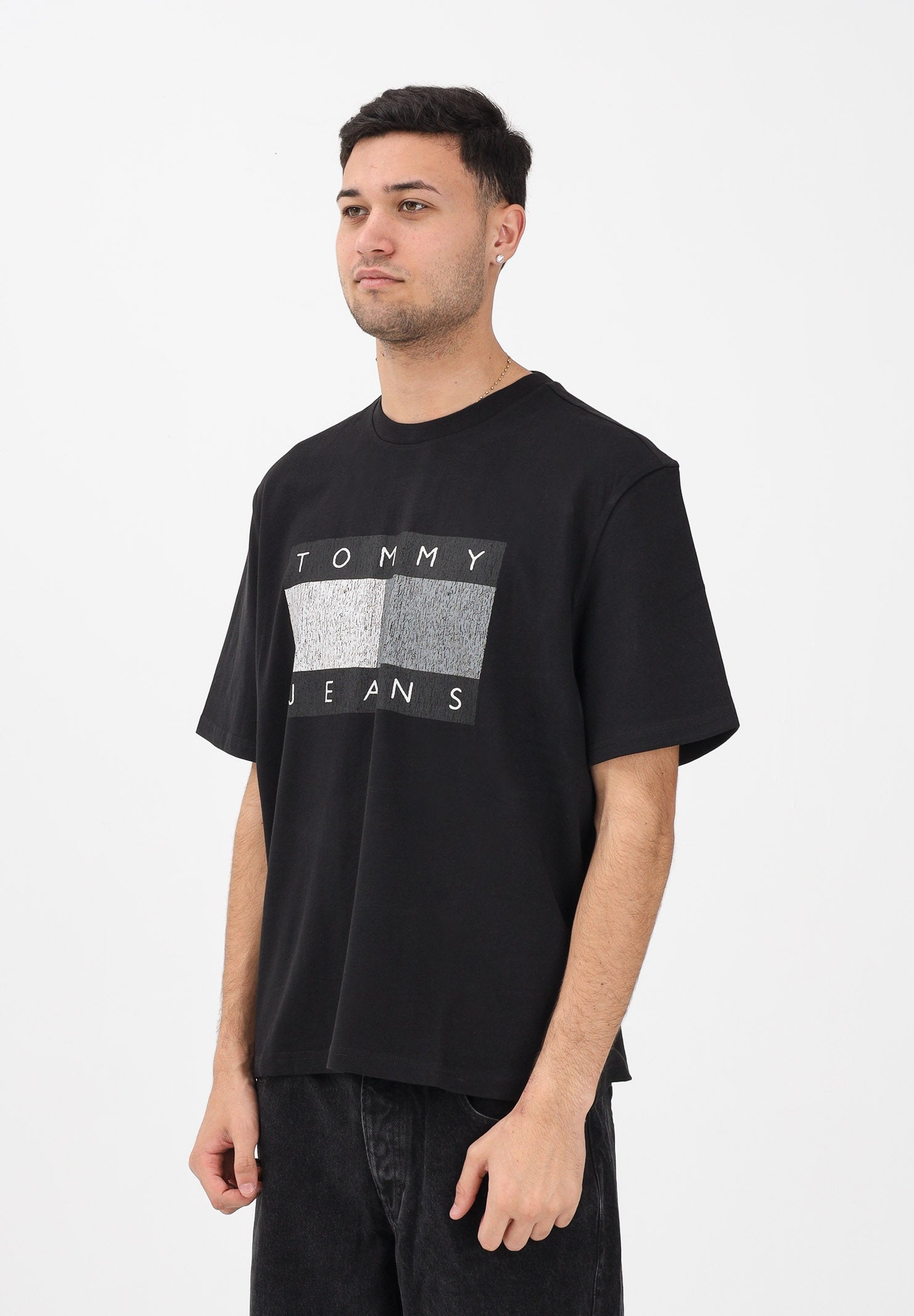 TOMMY JEANS T-shirt a manica corta nera da uomo con stampa logo effetto consumato DM0DM22463 BDS TOMMY JEANS