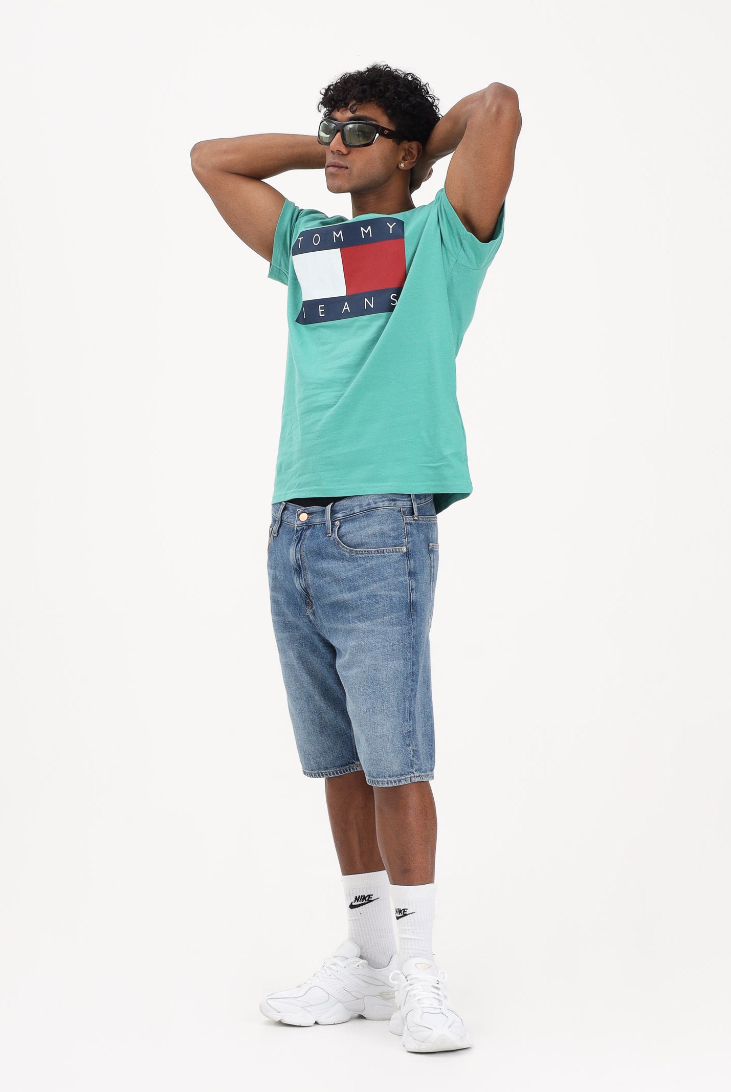 TOMMY JEANS T-shirt a manica corta Flag Badge verde da uomo DM0DM22645 L5Y TOMMY JEANS