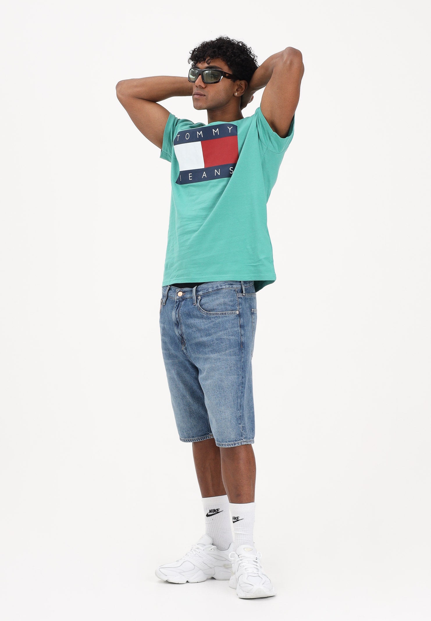 TOMMY JEANS T-shirt a manica corta Flag Badge verde da uomo DM0DM22645 L5Y TOMMY JEANS