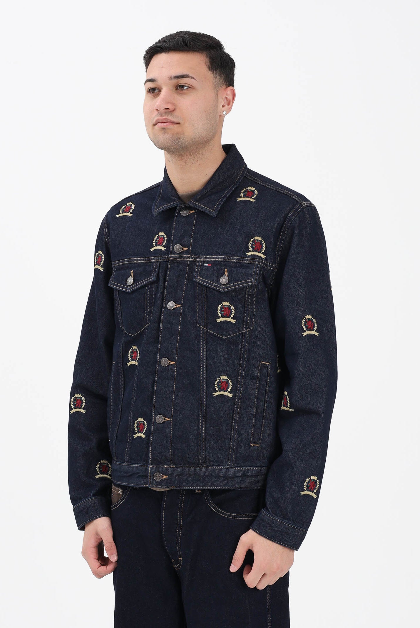 TOMMY JEANS Giubbotto Ryan in denim blu scuro da uomo con ricamo stemmi DM0DM22988 1BK TOMMY JEANS