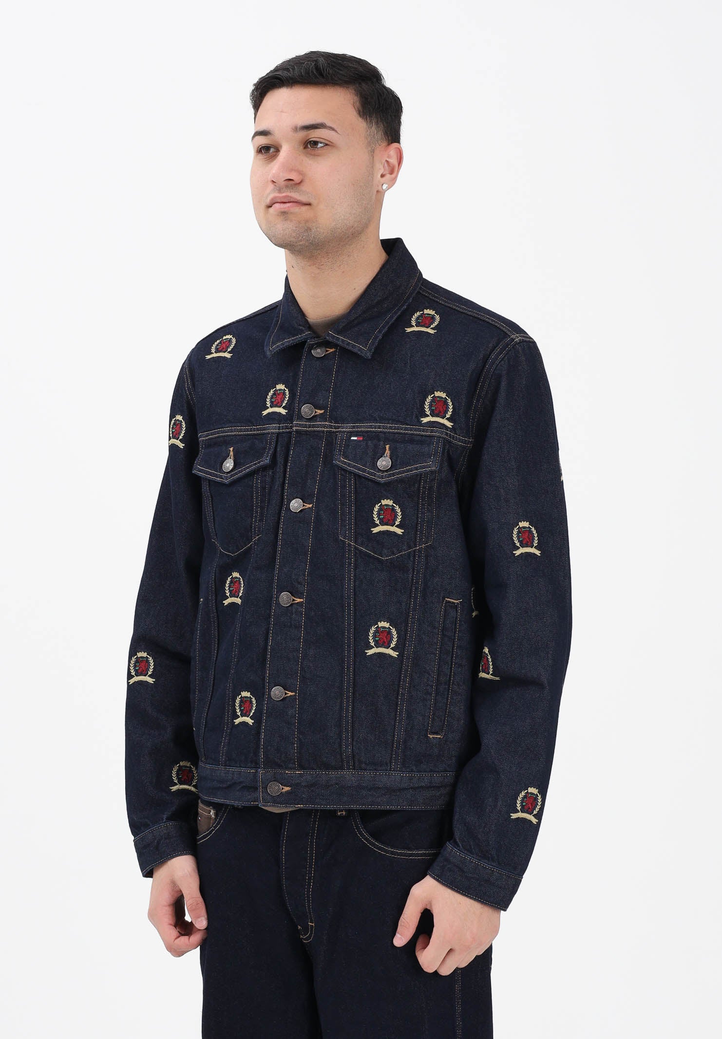 TOMMY JEANS Giubbotto Ryan in denim blu scuro da uomo con ricamo stemmi DM0DM22988 1BK TOMMY JEANS