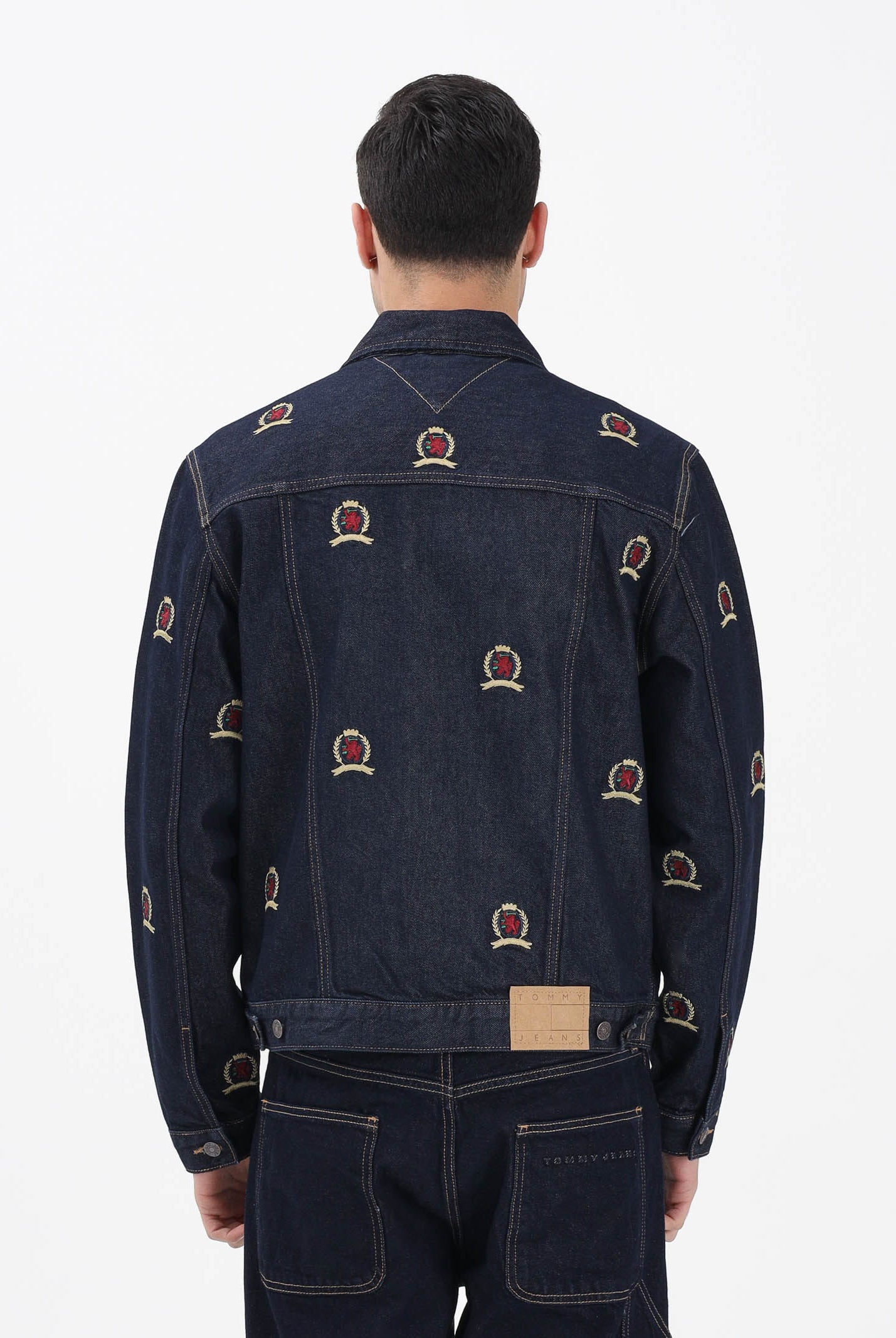 TOMMY JEANS Giubbotto Ryan in denim blu scuro da uomo con ricamo stemmi DM0DM22988 1BK TOMMY JEANS