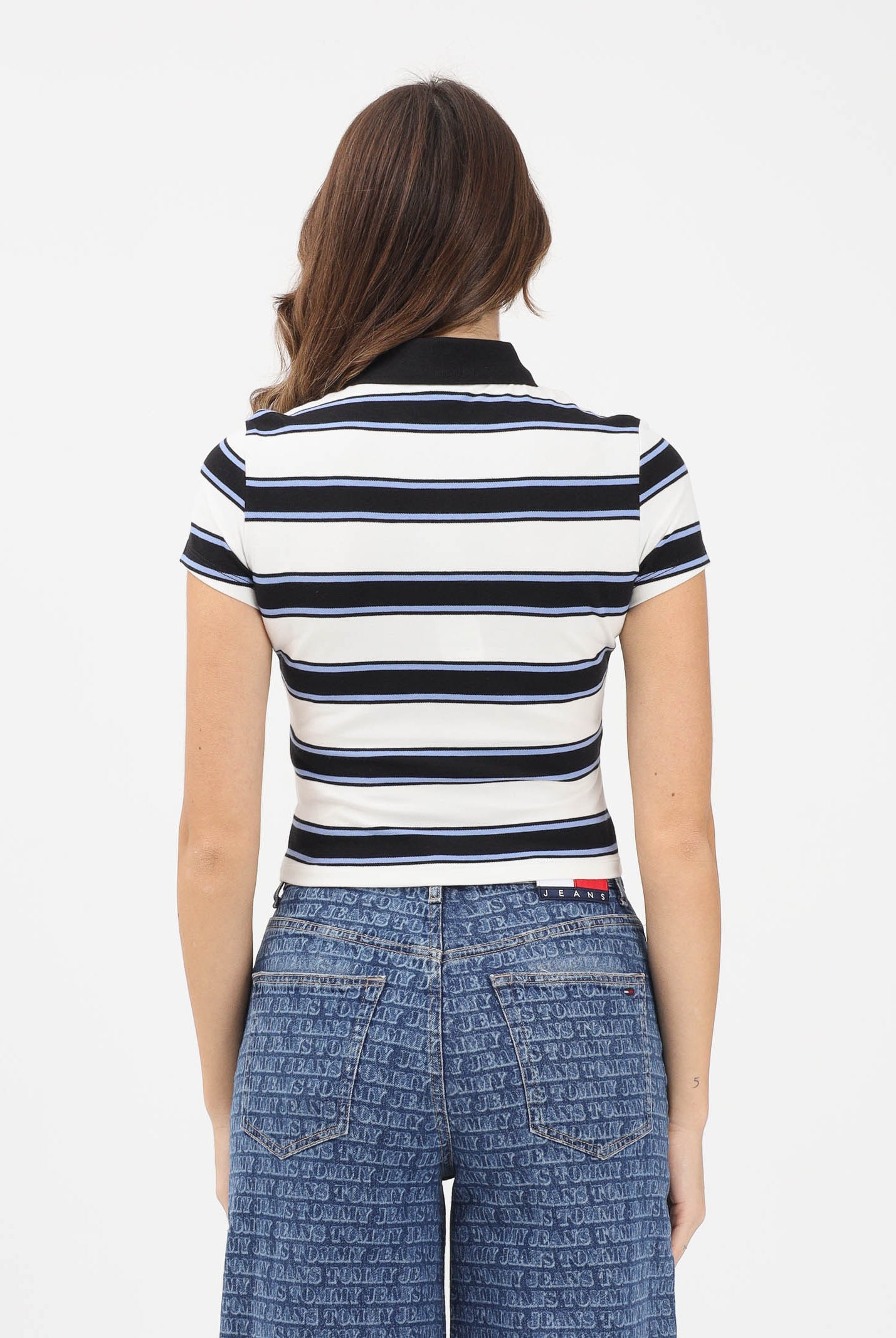 TOMMY JEANS Polo a manica corta bianca e blu da donna caratterizzata da una fantasia a righe orizzontali DW0DW21931 0FB TOMMY JEANS