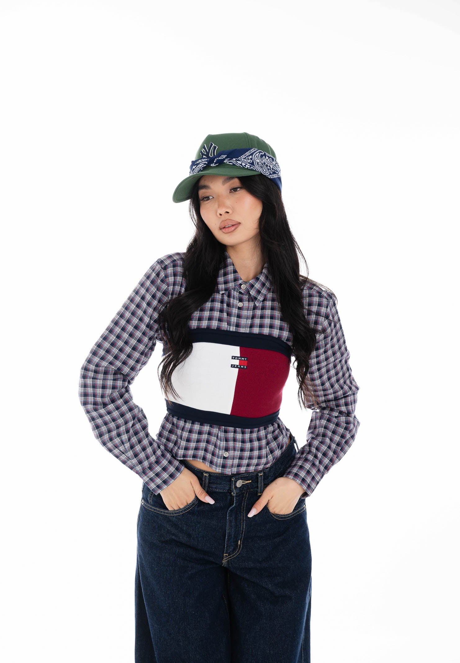 TOMMY JEANS Top caratterizzato dal classico motivo color block nei toni del bianco blu e bordeaux da donna DW0DW22637 VLC TOMMY JEANS