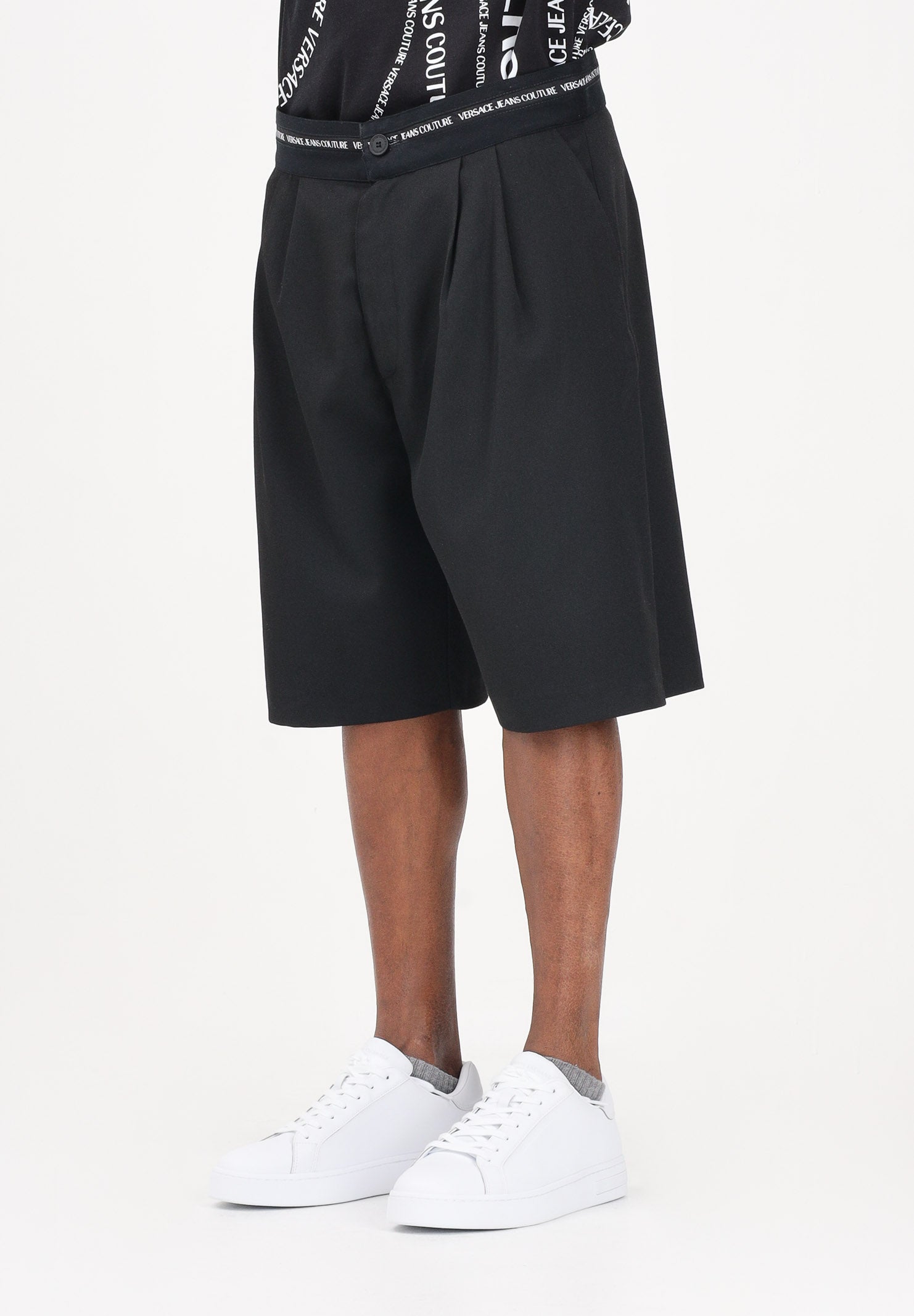 VERSACE JEANS COUTURE Shorts nero da uomo con punto vita logato 80GAD119N0645 899 VERSACE JEANS COUTURE