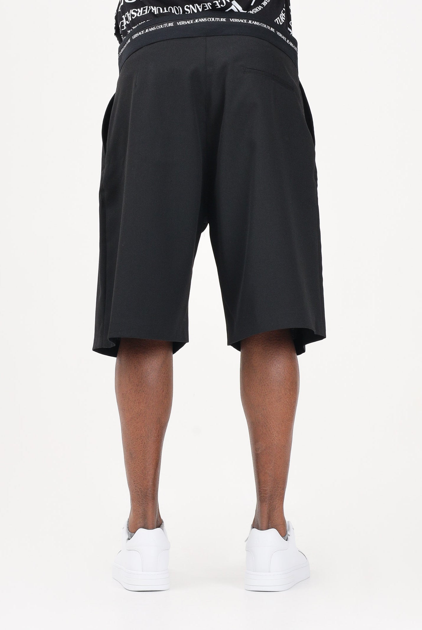 VERSACE JEANS COUTURE Shorts nero da uomo con punto vita logato 80GAD119N0645 899 VERSACE JEANS COUTURE
