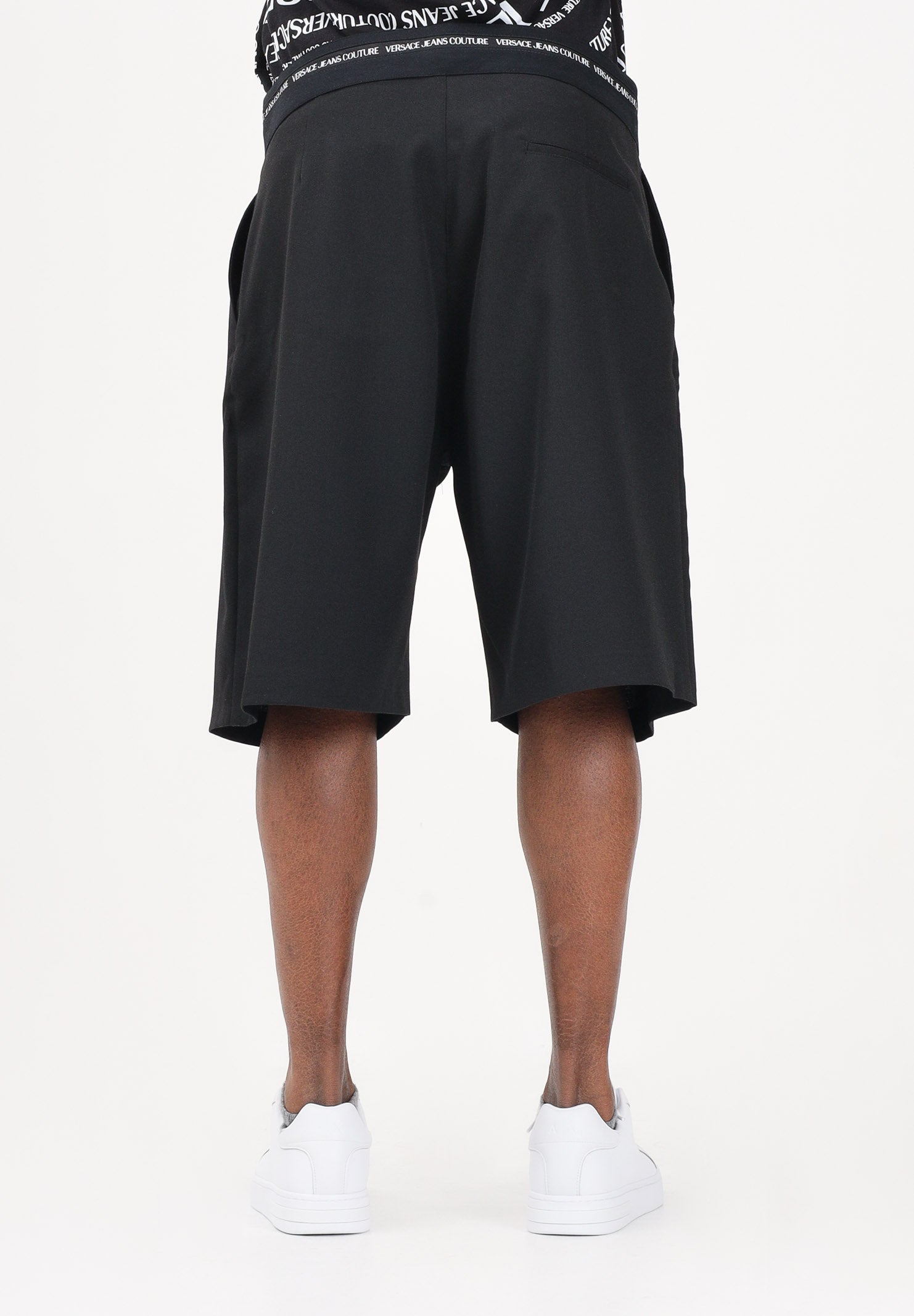 VERSACE JEANS COUTURE Shorts nero da uomo con punto vita logato 80GAD119N0645 899 VERSACE JEANS COUTURE